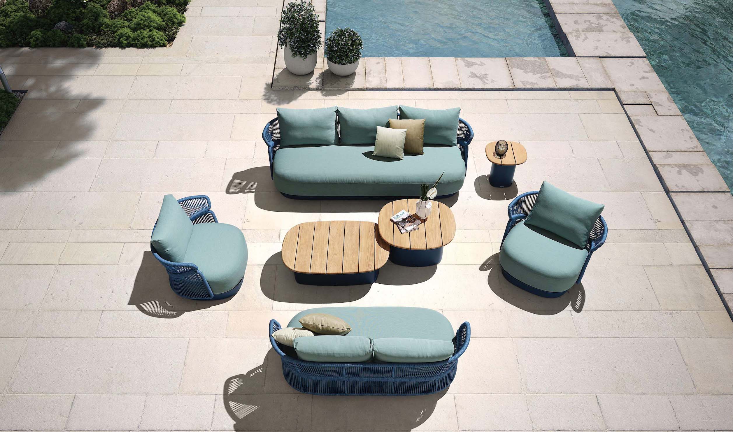 Salon de jardin 7 places luxueux en aluminium bleu provençal et corde tressée, table basse en Teck FSC, design italien.