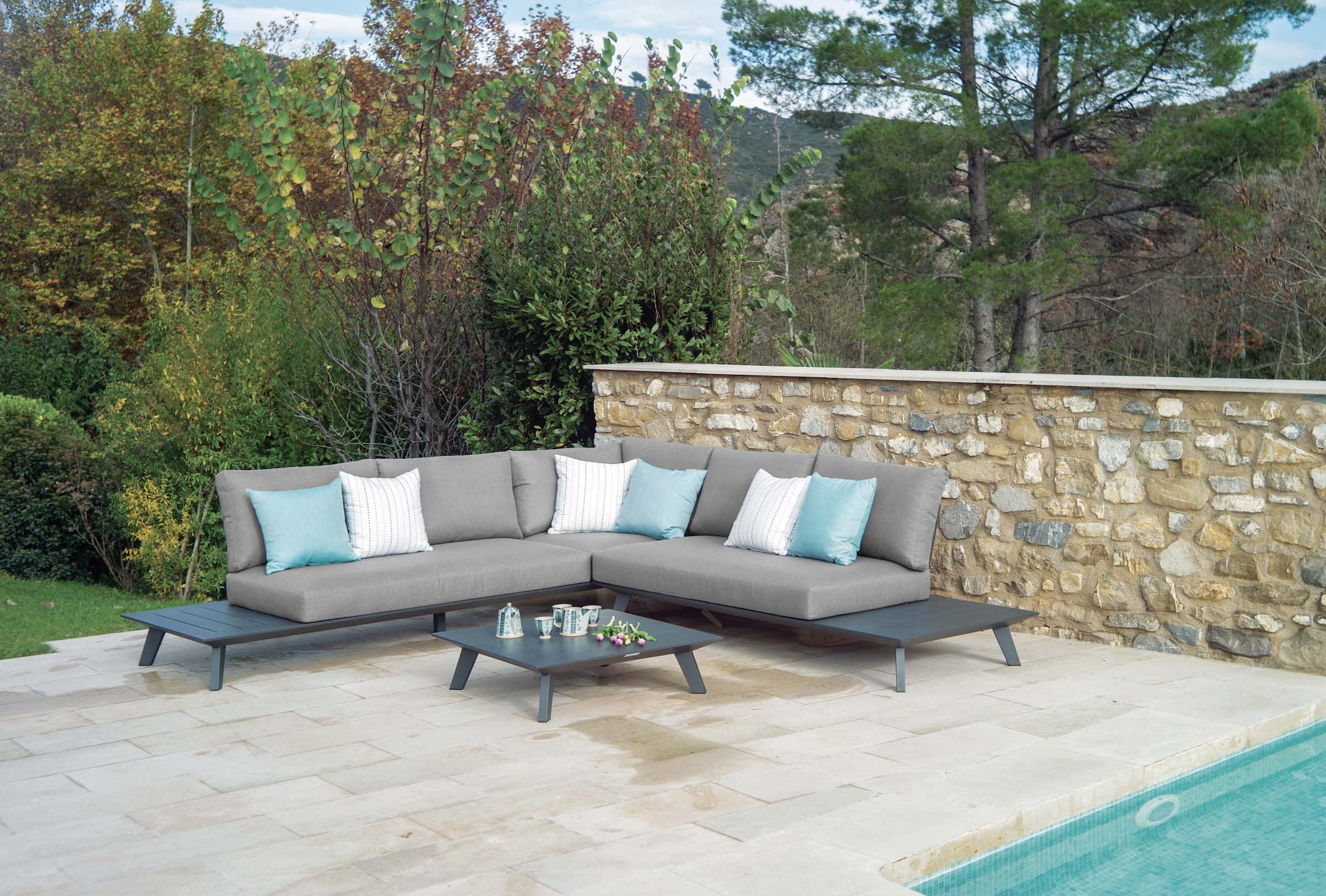 Salon de jardin design en aluminium inoxydable gris anthracite avec coussins en tissu 100% Oléfine déperlant et déhoussable.