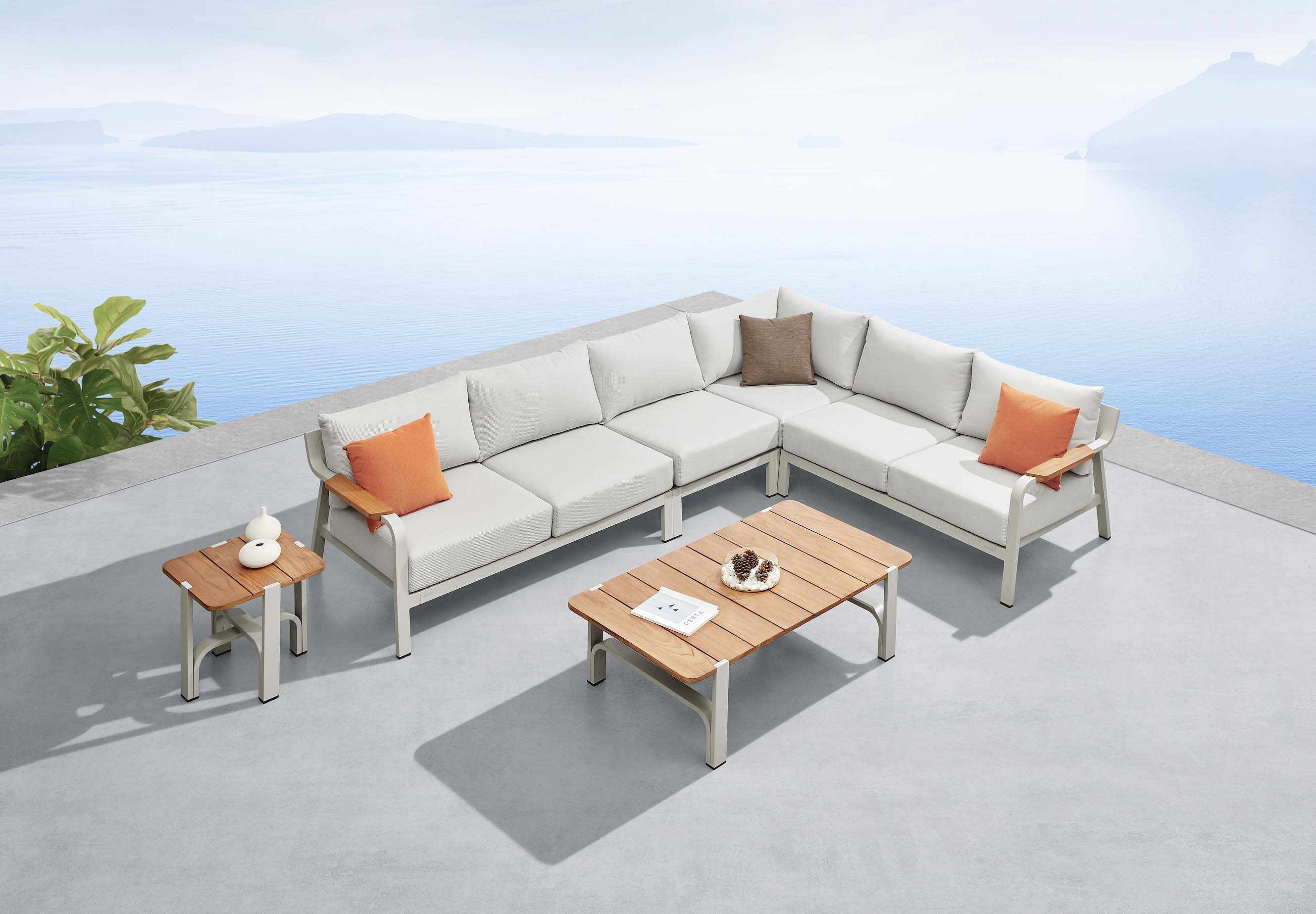 Canapé d'angle 5 places en aluminium blanc avec coussins épais gris clair, plateau en teck FSC, salon extérieur luxueux.