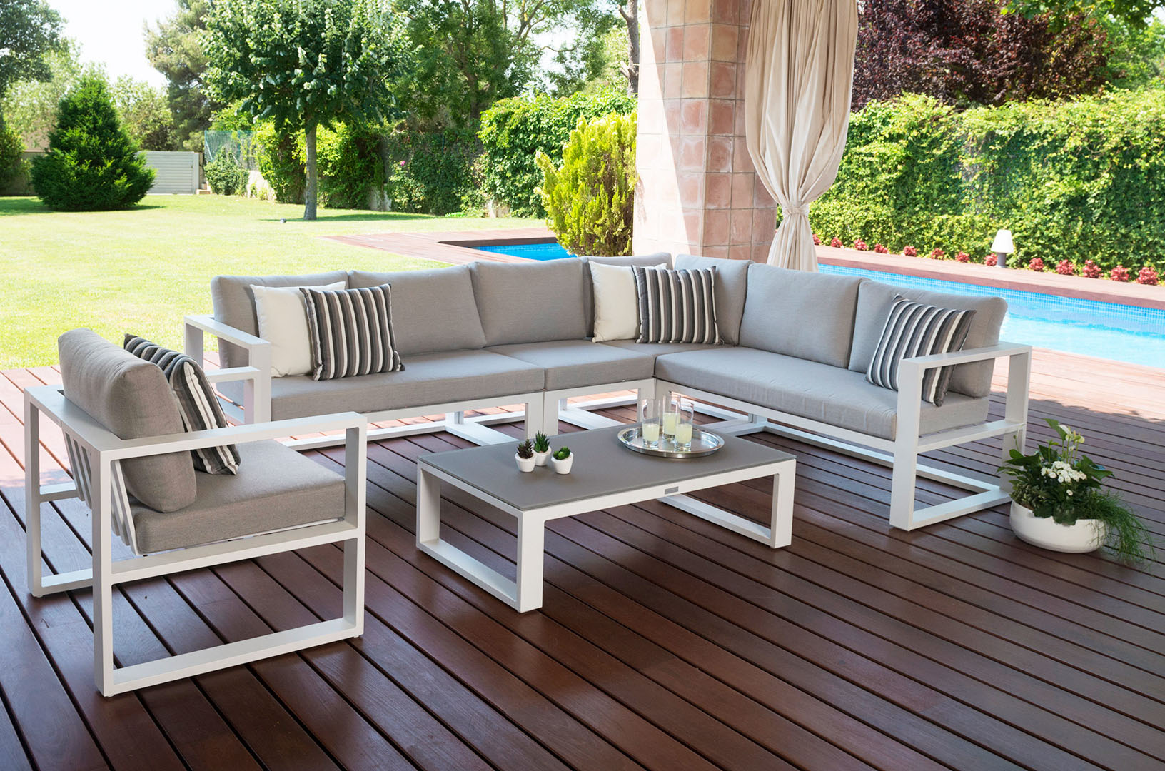 Salon de jardin modulable en aluminium blanc haut de gamme avec coussins gris clair, design élégant méditerranéen.