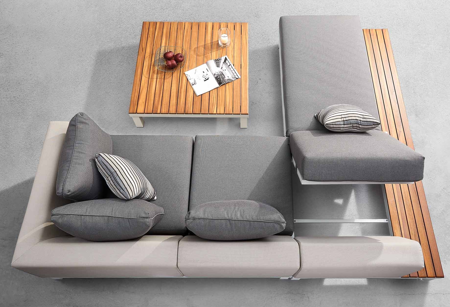 Salon de jardin luxe en aluminium design avec assises en tissu Oléfine 100% polypropylène gris et plateau en Teck FSC.