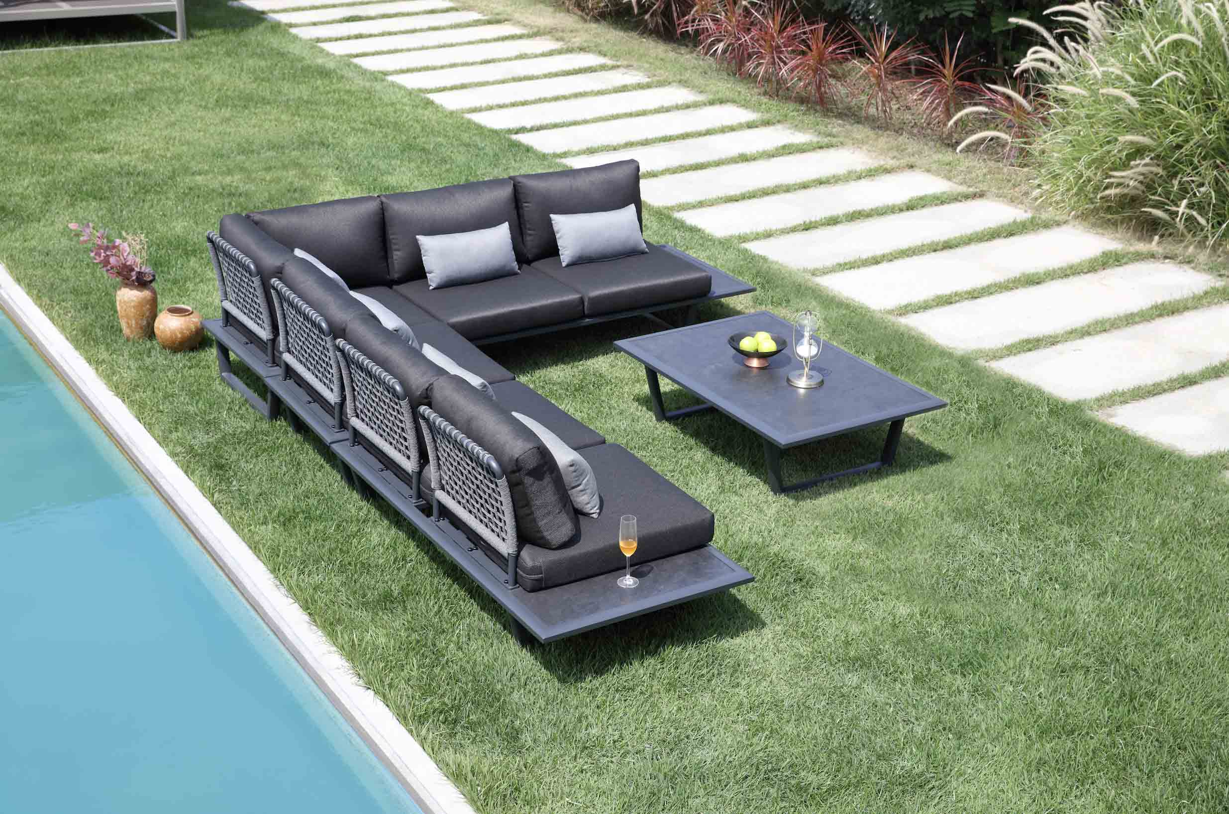 Salon de jardin 6 places avec structure aluminium inoxydable, plateau céramique noir, tissu 100% Oléfine gris déperlant et.