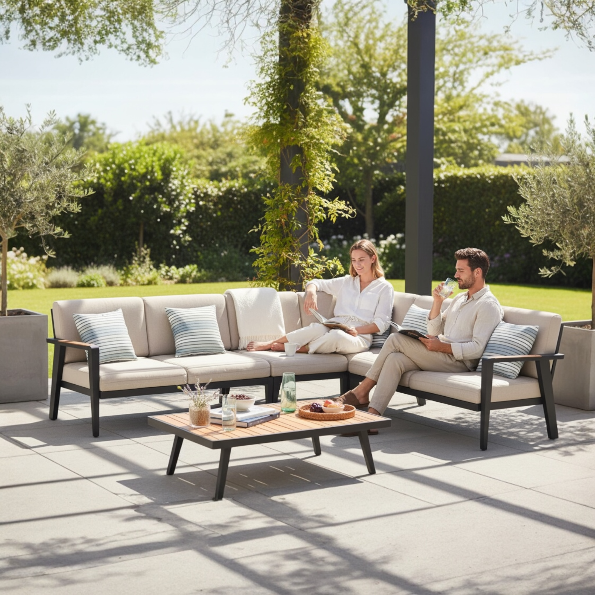 Salon de jardin d'angle en aluminium haut de gamme noir mat avec assises en tissu oléfine beige, table basse en teck FSC.