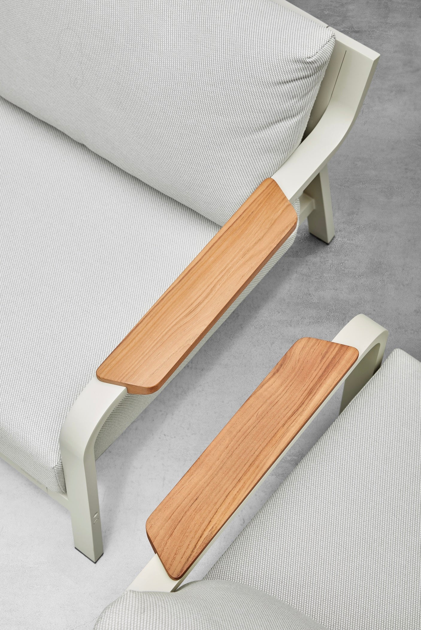 Détail de bras en aluminium blanc mat avec inserts en teck FSC haut de gamme, élégant design pour terrasse extérieur luxe.