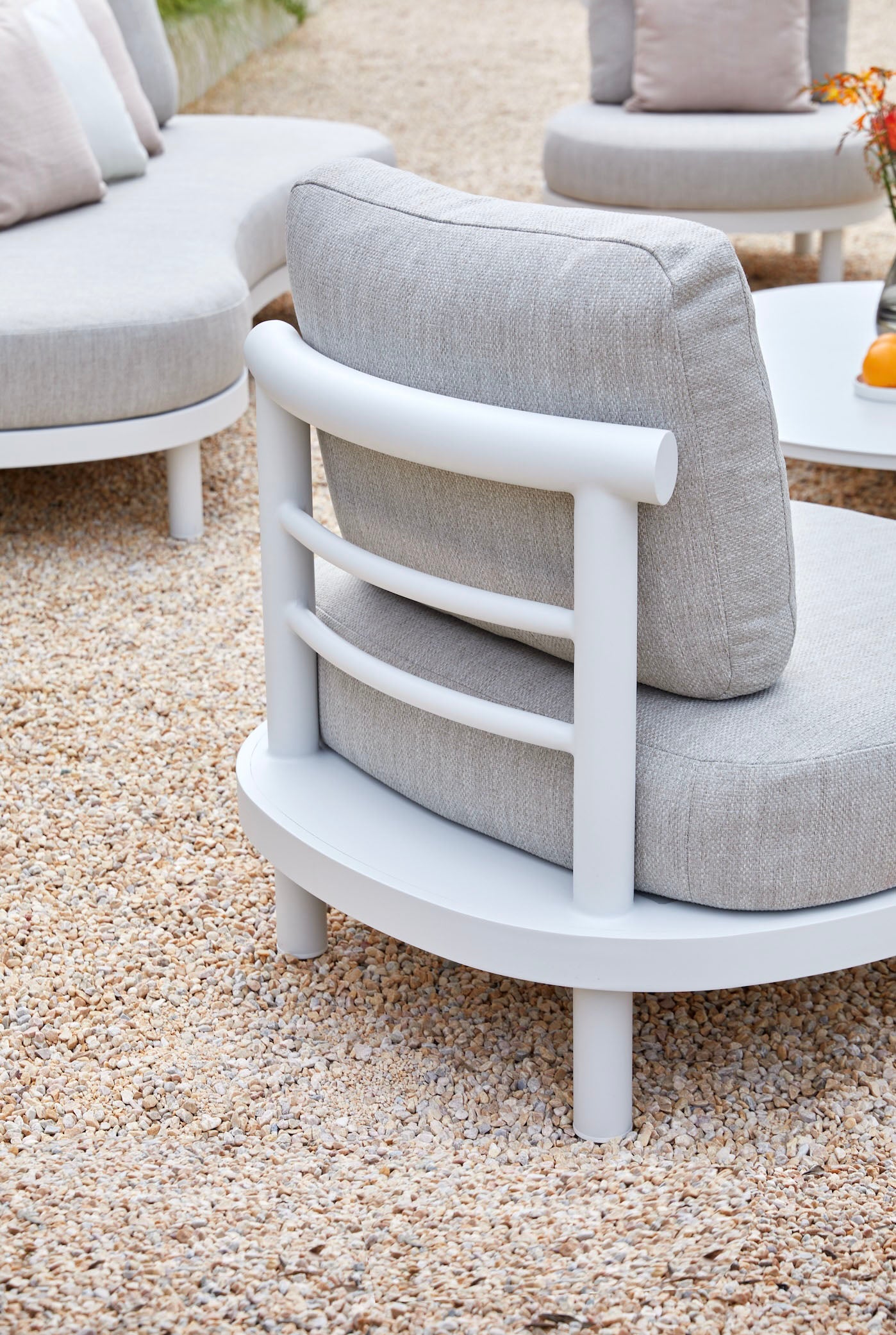 Canapé d'extérieur design en aluminium haut de gamme blanc, coussins en tissu oléfine gris clair, mousse Quick Dry Foam.