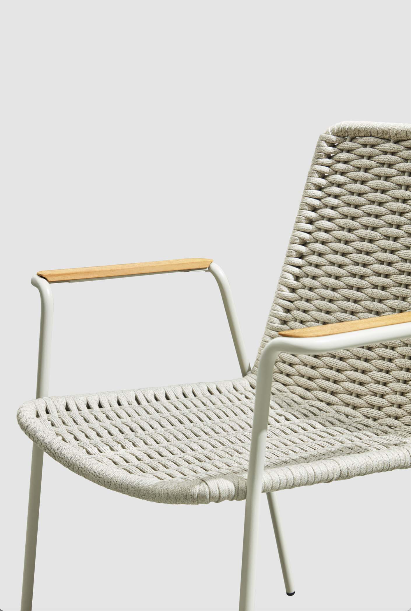 Chaise de terrasse bistrot haut de gamme en aluminium beige avec assise et dossier en corde tressée, accoudoirs en bois.