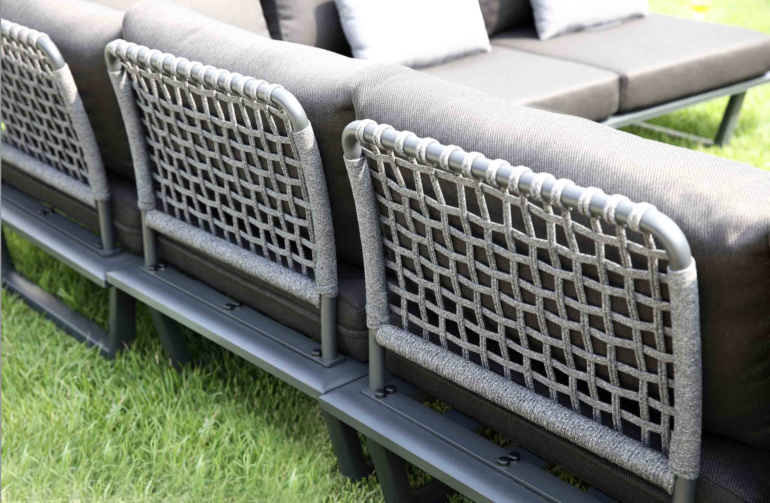 Salon de jardin 6 places avec structure aluminium inoxydable, dossier en corde tressée élégante, coussins en tissu 100%.