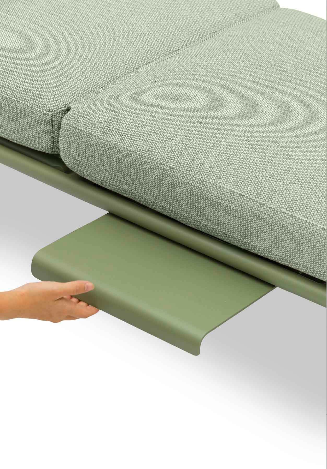 Détail du salon modulable Sunny en aluminium vert mat, coussins épais vert clair, finition luxueuse, innovation design.