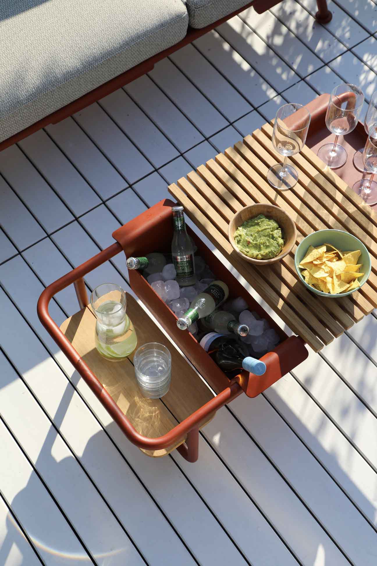 Salon modulable Sunny en aluminium terracotta avec rangement intégré, design belge élégant, matériaux nobles et durable.