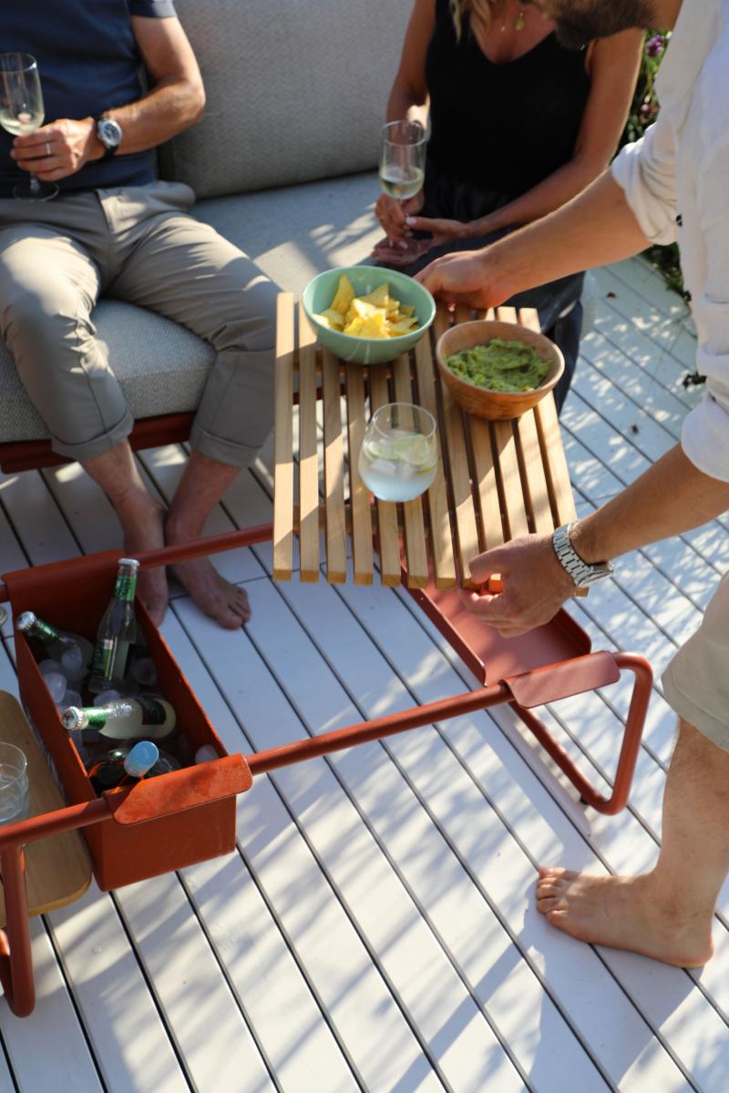 Table basse SUNNY en aluminium beige avec plateau à lattes élégantes, design belge modulable, matériaux nobles et durable.