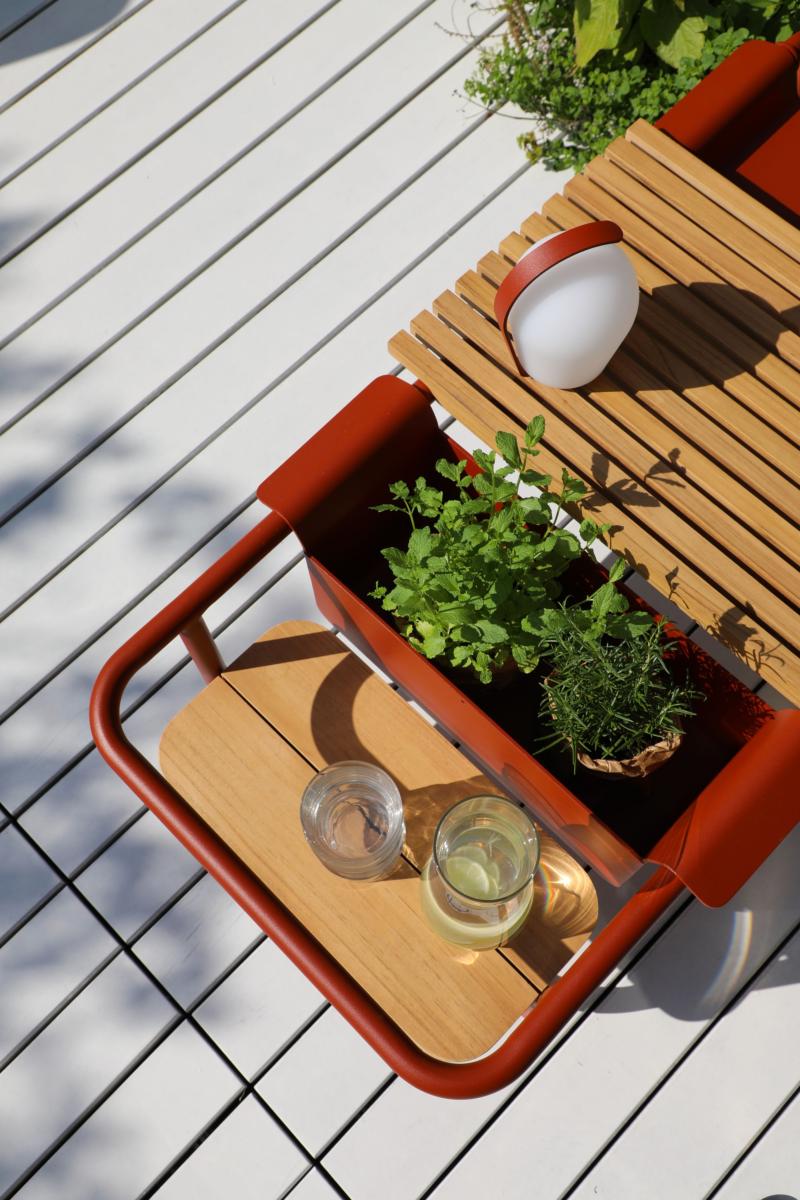 Table basse modulable Sunny en aluminium rouge, plateau bois clair, ambiance luxe et innovation méditerranéenne, design.