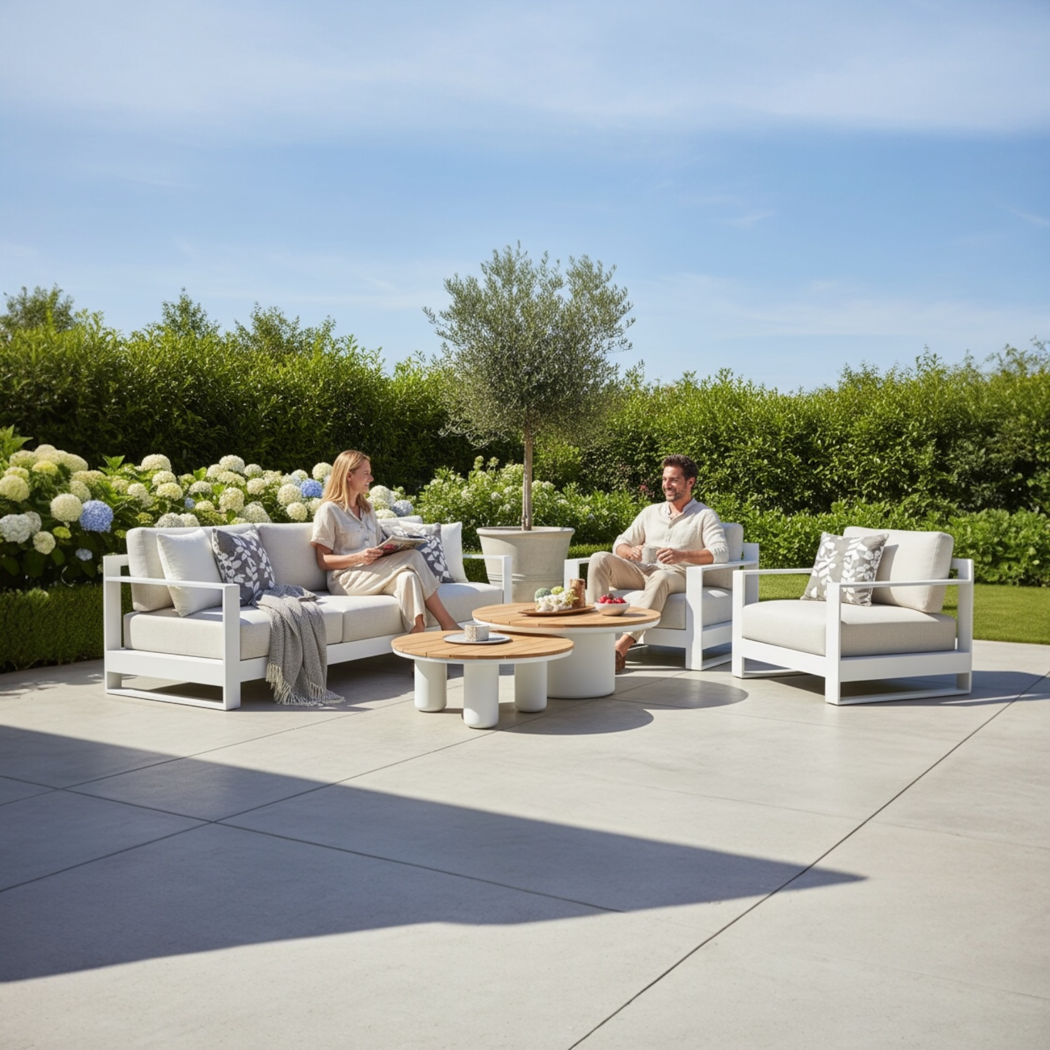 Salon extérieur modulable en aluminium haut de gamme blanc avec coussins clairs en tissu oléfine Sunproof, design luxe.