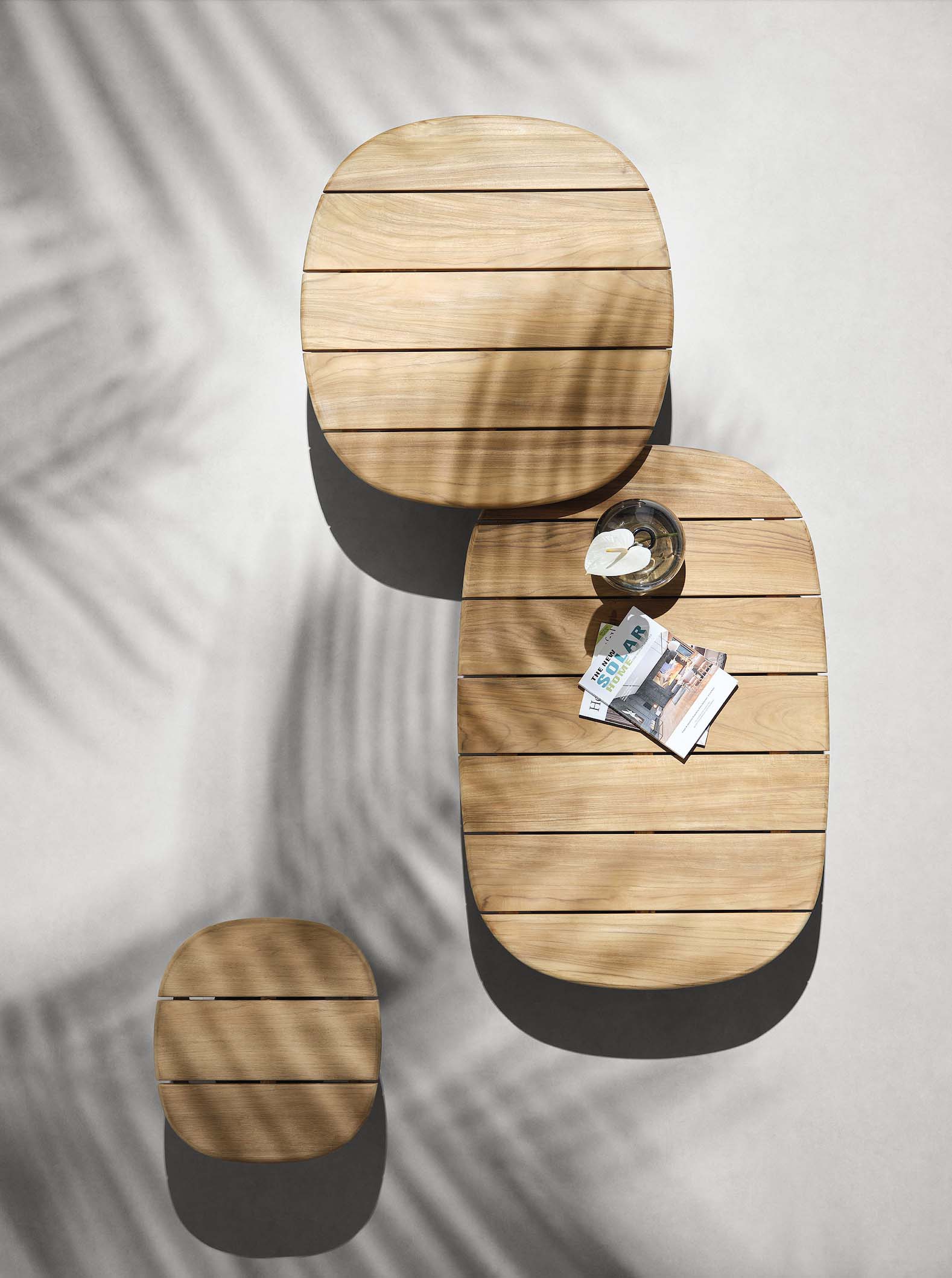 Ensemble de tables basses modulables en teck FSC, bois clair durable, design italien luxueux, lignes épurées.
