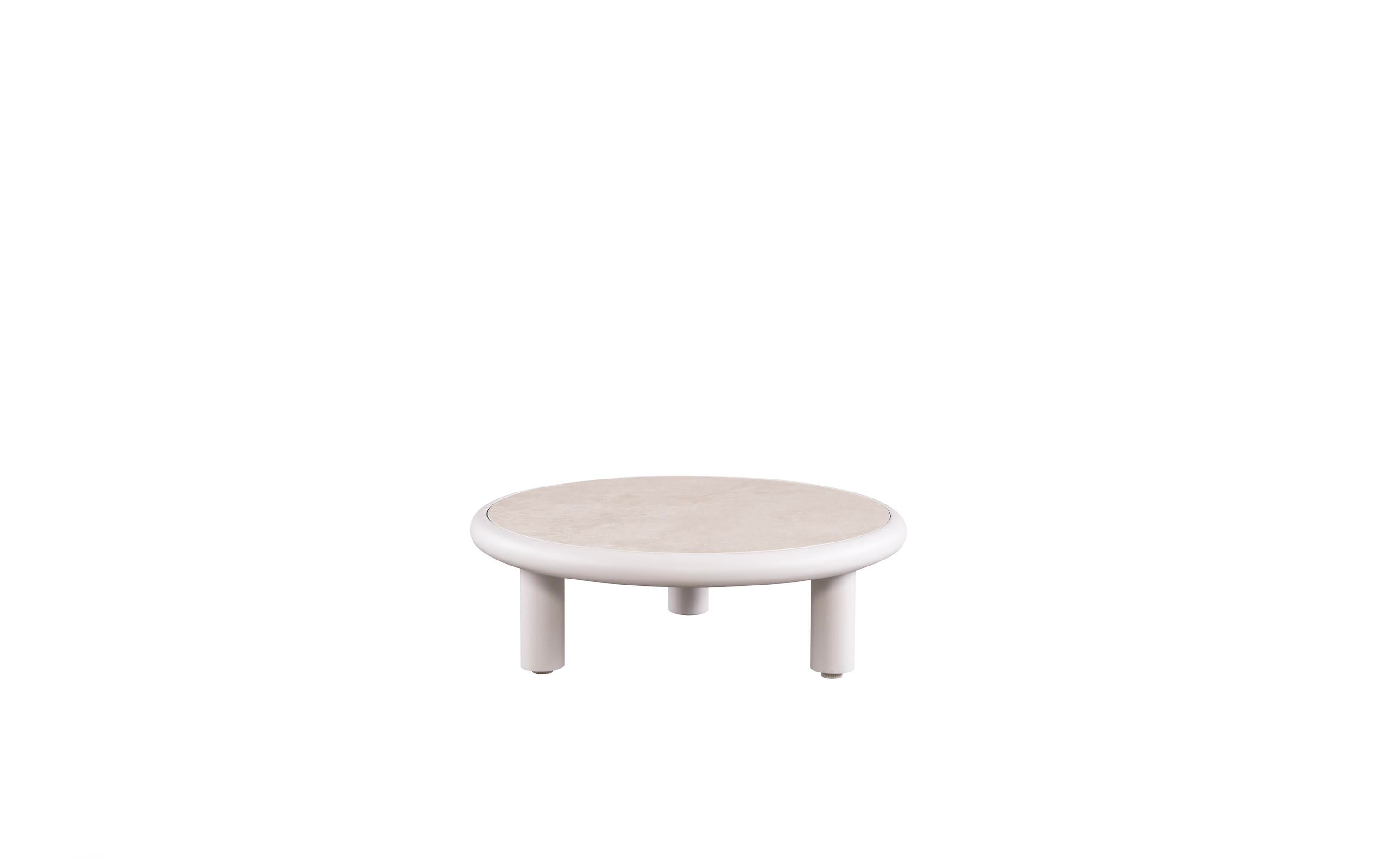 Table basse ronde en teck FSC clair avec pieds cylindriques en aluminium haut de gamme à courbes douces, finition peinture.