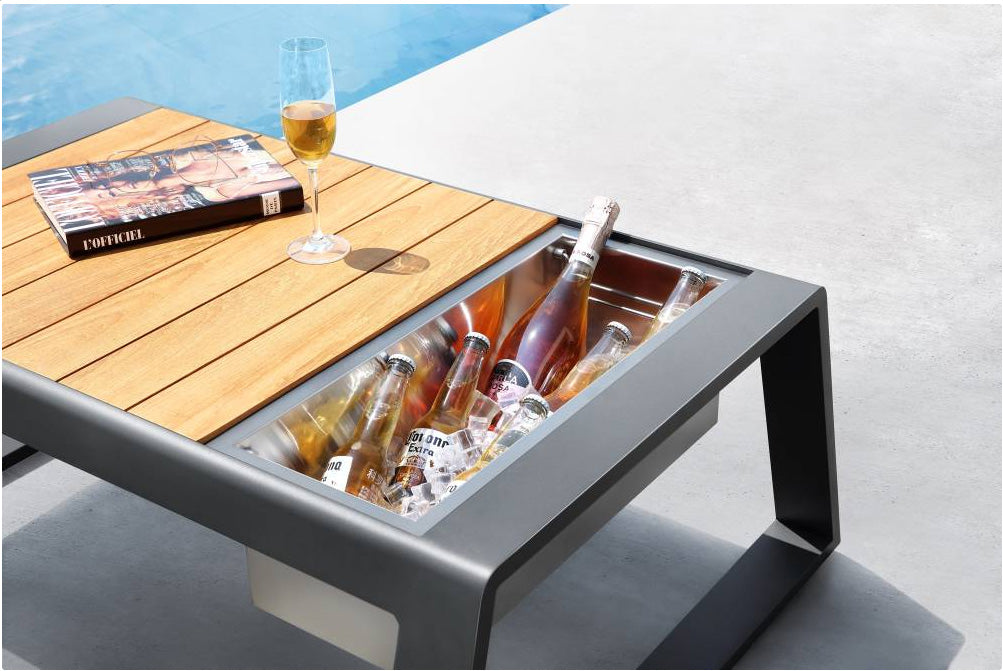 Table lounge d'angle luxe en aluminium gris avec plateau en Teck FSC, compartiment intégré pour glacière, design épuré.