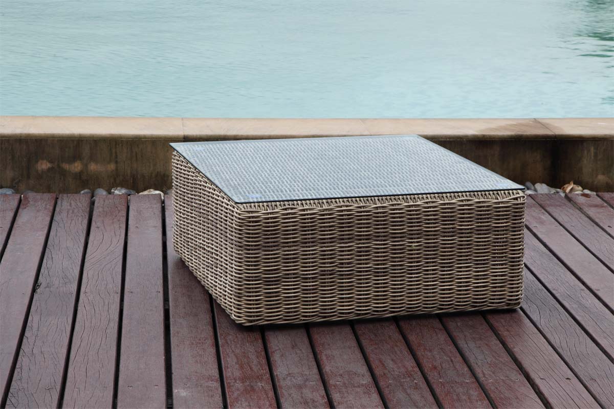 Table basse carrée en résine tressée ronde effet osier, plateau verre, design rustique et durable..