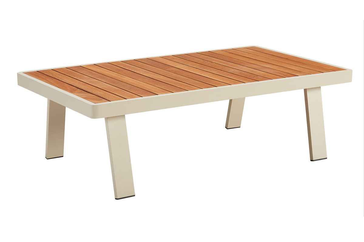 Table basse rectangulaire en aluminium haut de gamme blanc crème avec plateau en teck FSC, design moderne et luxe.