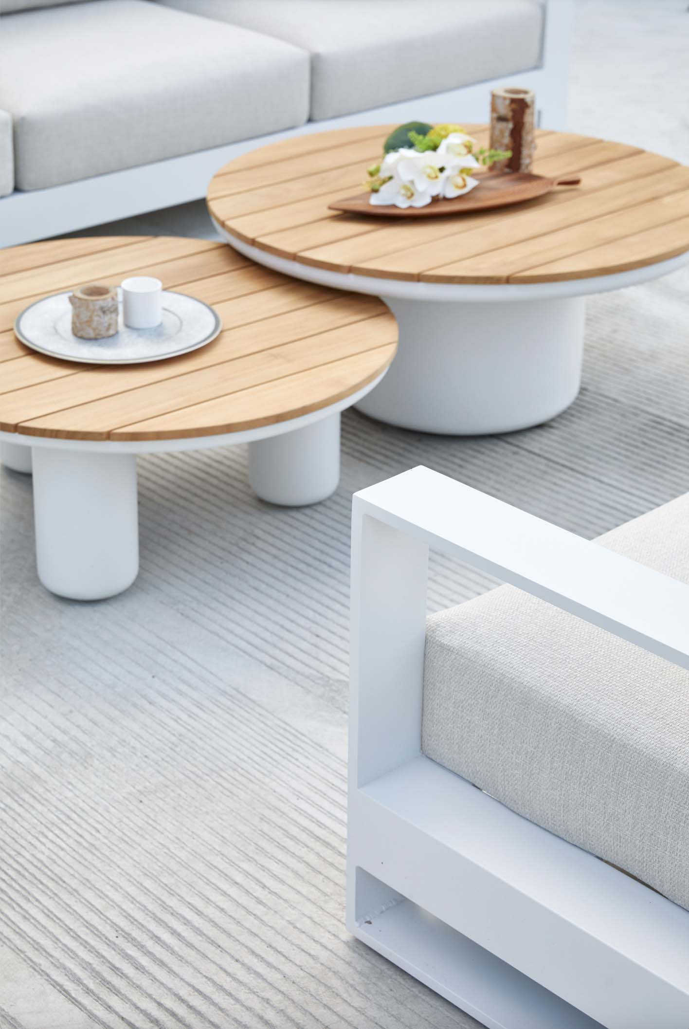 Petite table basse ronde de la collection modulable IRIS en aluminium haut de gamme blanc, plateau en teck FSC naturel.