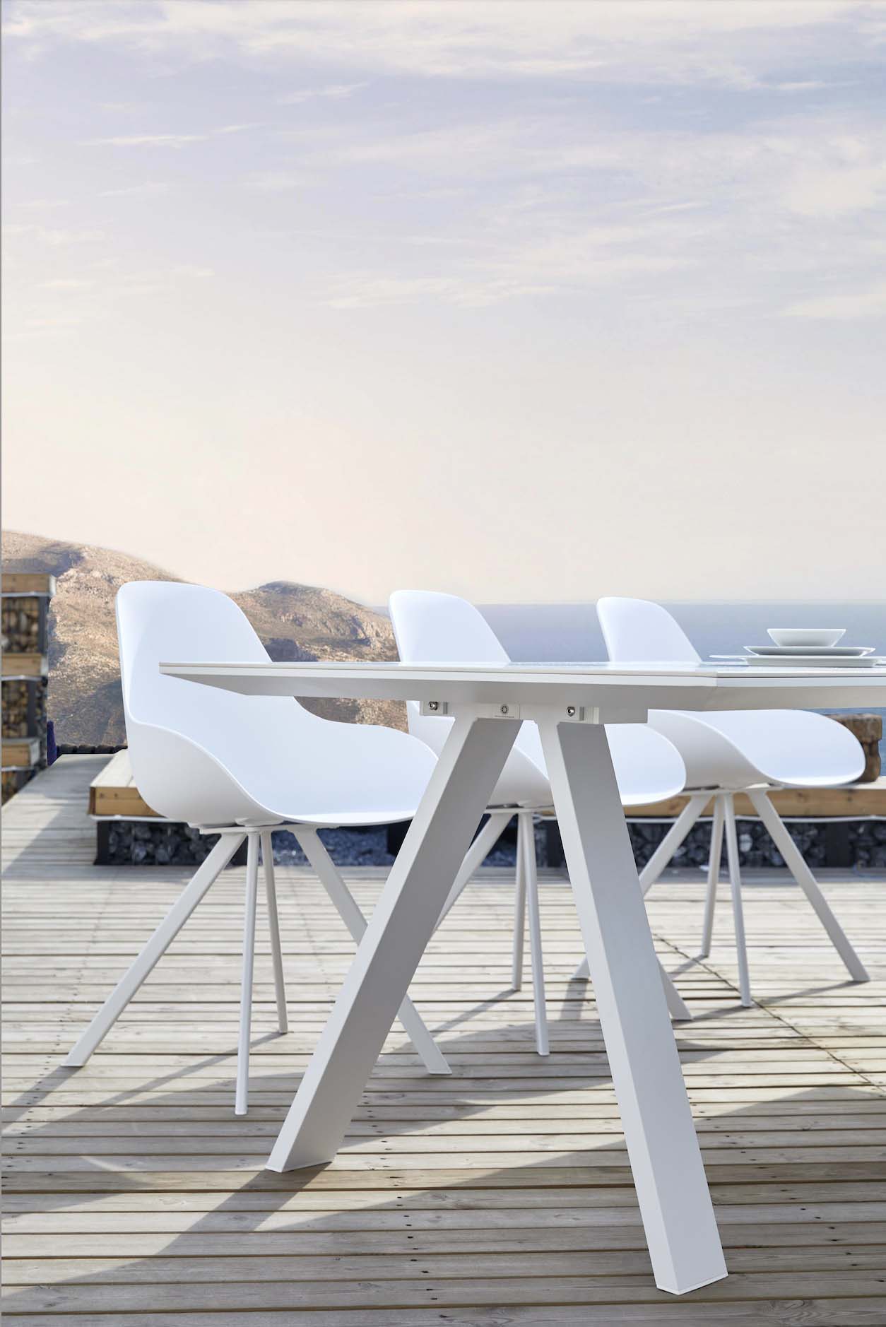 Table de jardin en aluminium haut de gamme blanc avec plateau céramique effet verre sécurit, finition peinture époxy, design.
