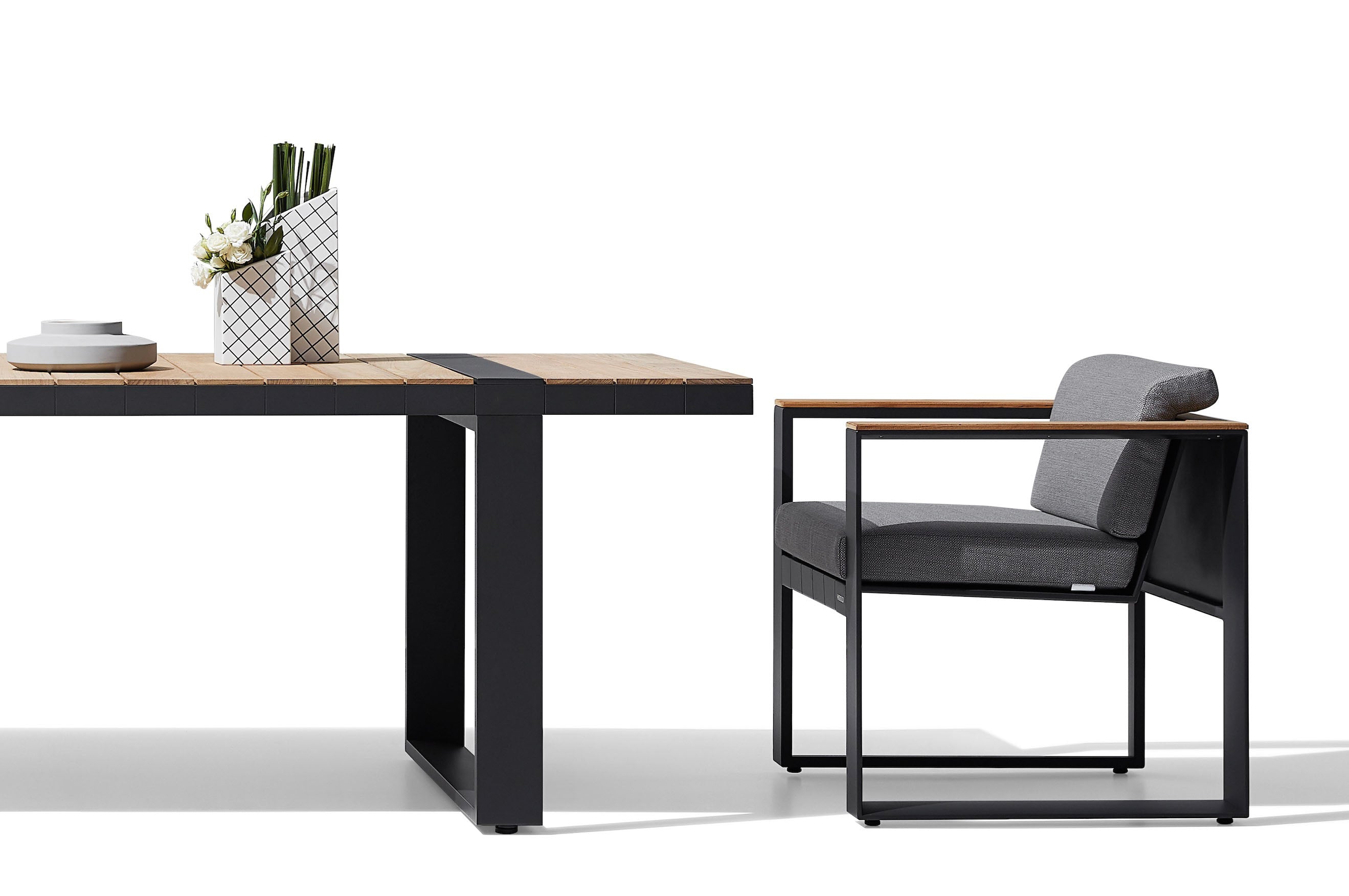 Ensemble repas de jardin luxe SOFY avec table en Teck SFC et aluminium noir, chaise au design contemporain avec coussin.