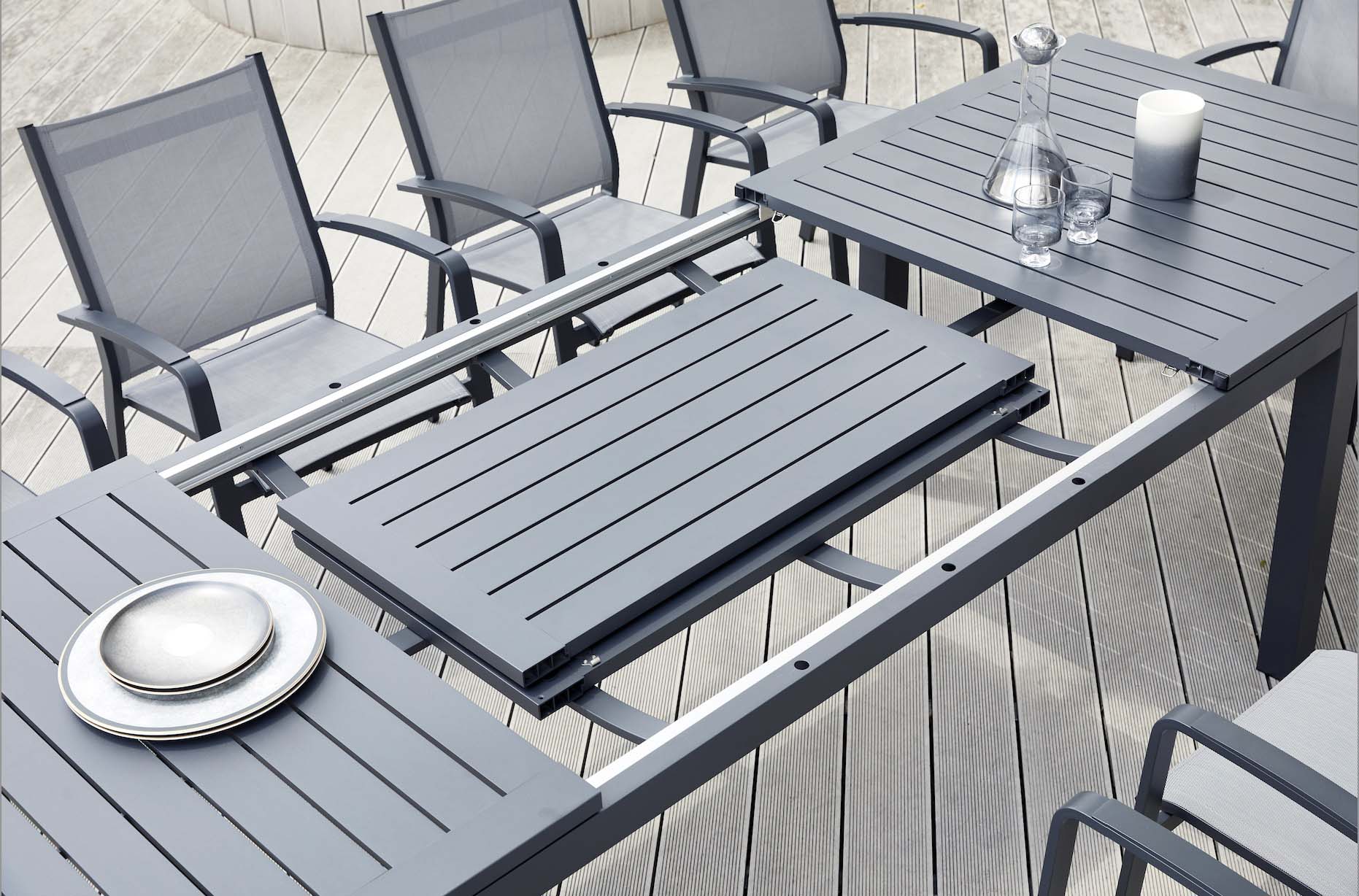 Table extensible en aluminium inoxydable avec structure élégante et design méditerranéen, rallonge intégrée, surface.