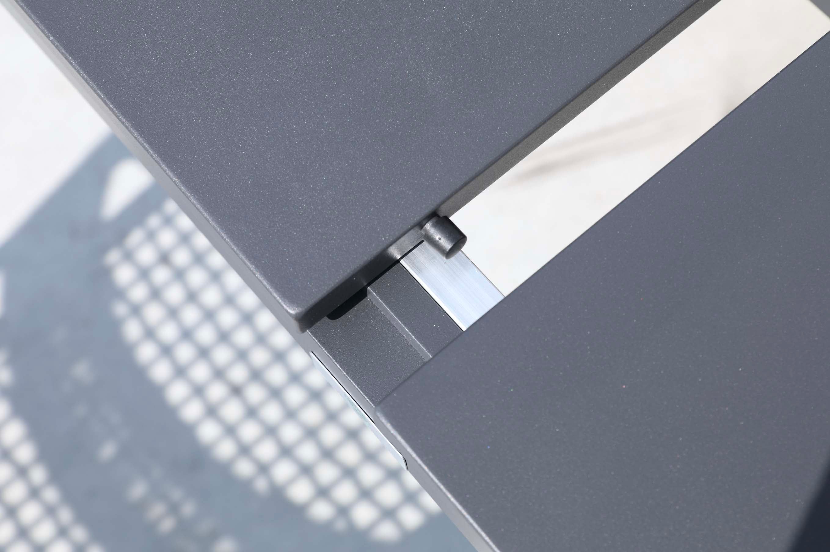 Table extensible en aluminium haut de gamme inoxydable noir, finition lisse mat, mécanisme d’extension discret pour un gain.