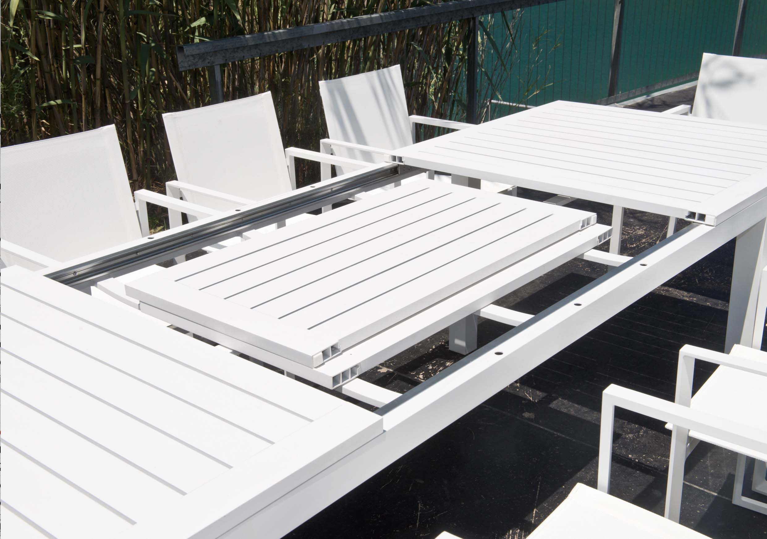 Table extensible en aluminium inoxydable blanc, structure robuste avec rallonge coulissante et design élégant méditerranéen, .