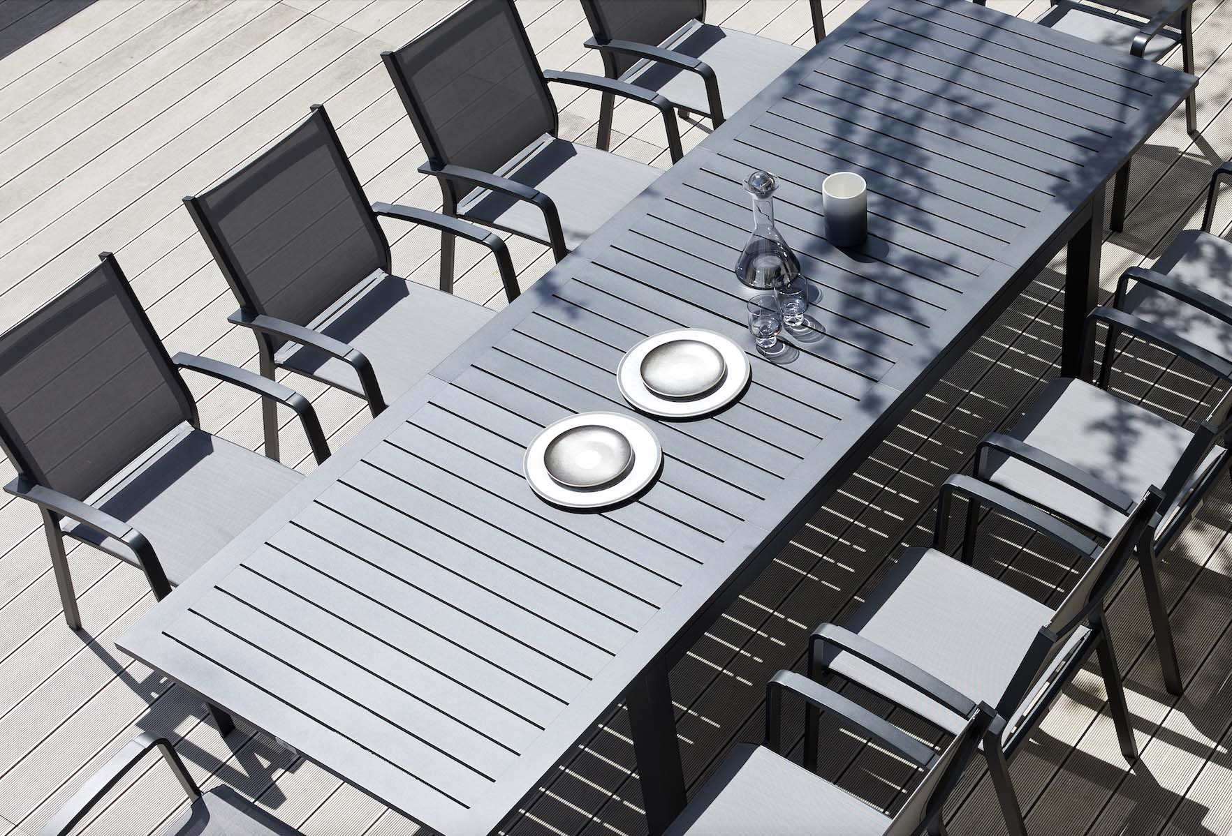 Table extensible avec rallonge en structure aluminium inoxydable gris foncé, design élégant méditerranéen, surface étanche.
