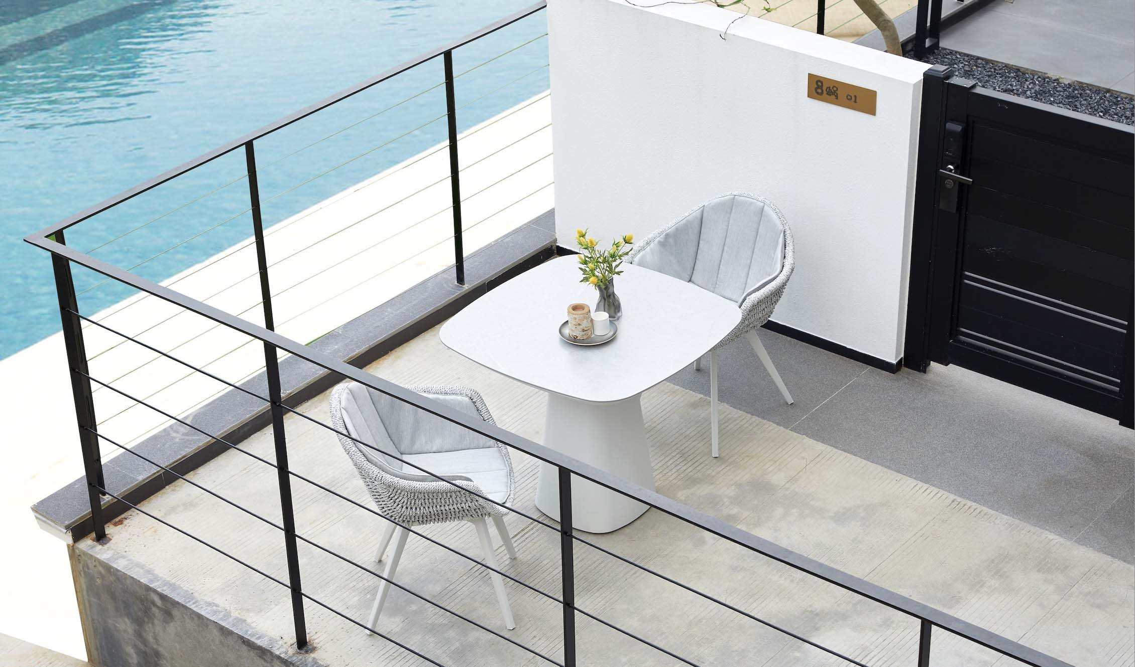 Table carré luxe en aluminium haut de gamme avec plateau céramique blanc, base en teck FSC et finition peinture epoxy.