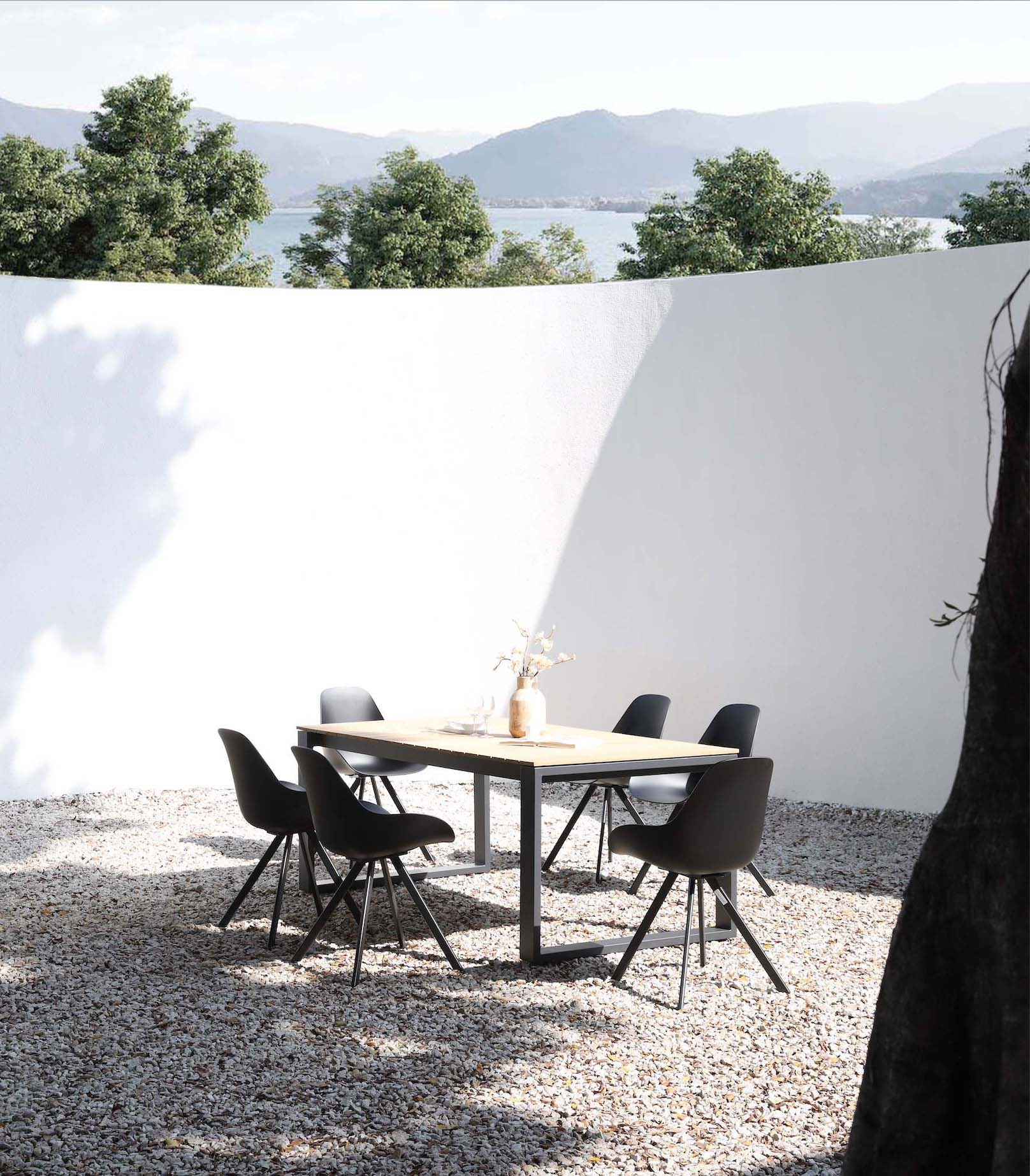 Table de jardin carrée 200 cm en teck FSC aux lignes épurées, pieds en aluminium haut de gamme noir mat, six chaises.