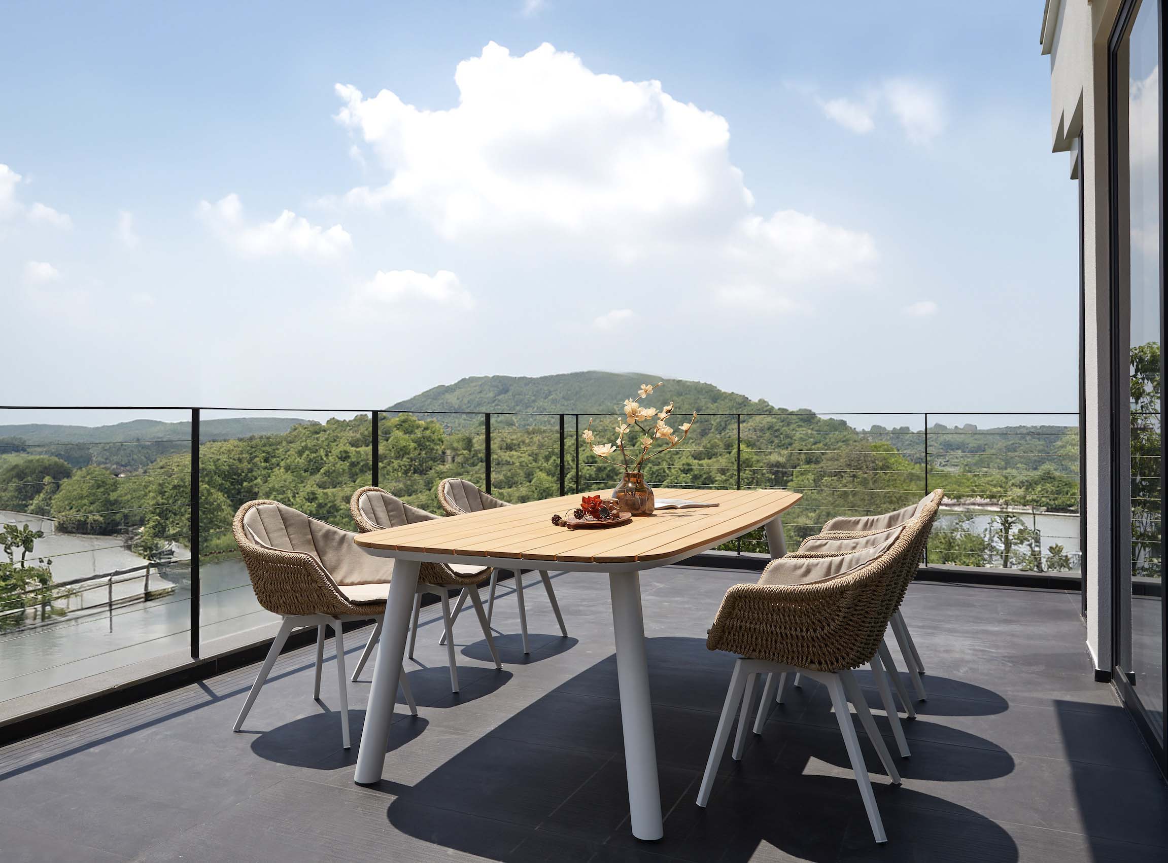 Table repas de jardin design en aluminium - avec plateau en teck - LARA