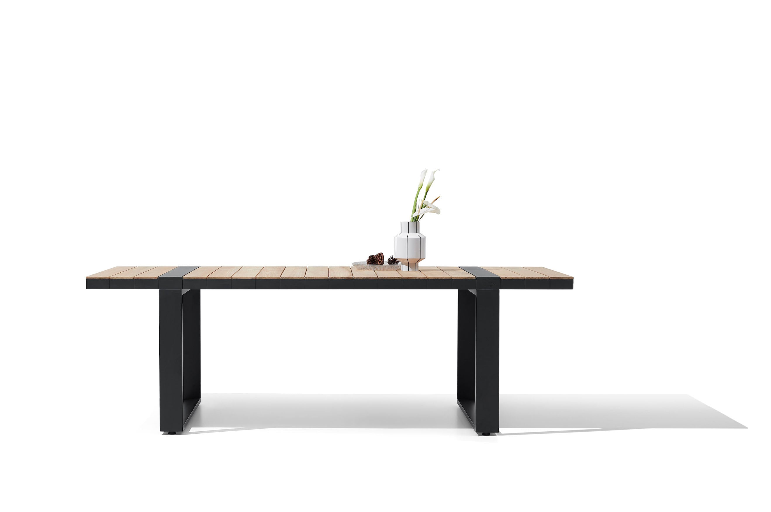 Table de jardin contemporaine en Teck SFC massif avec piétement en aluminium noir, design italien épuré, alliant luxe et.