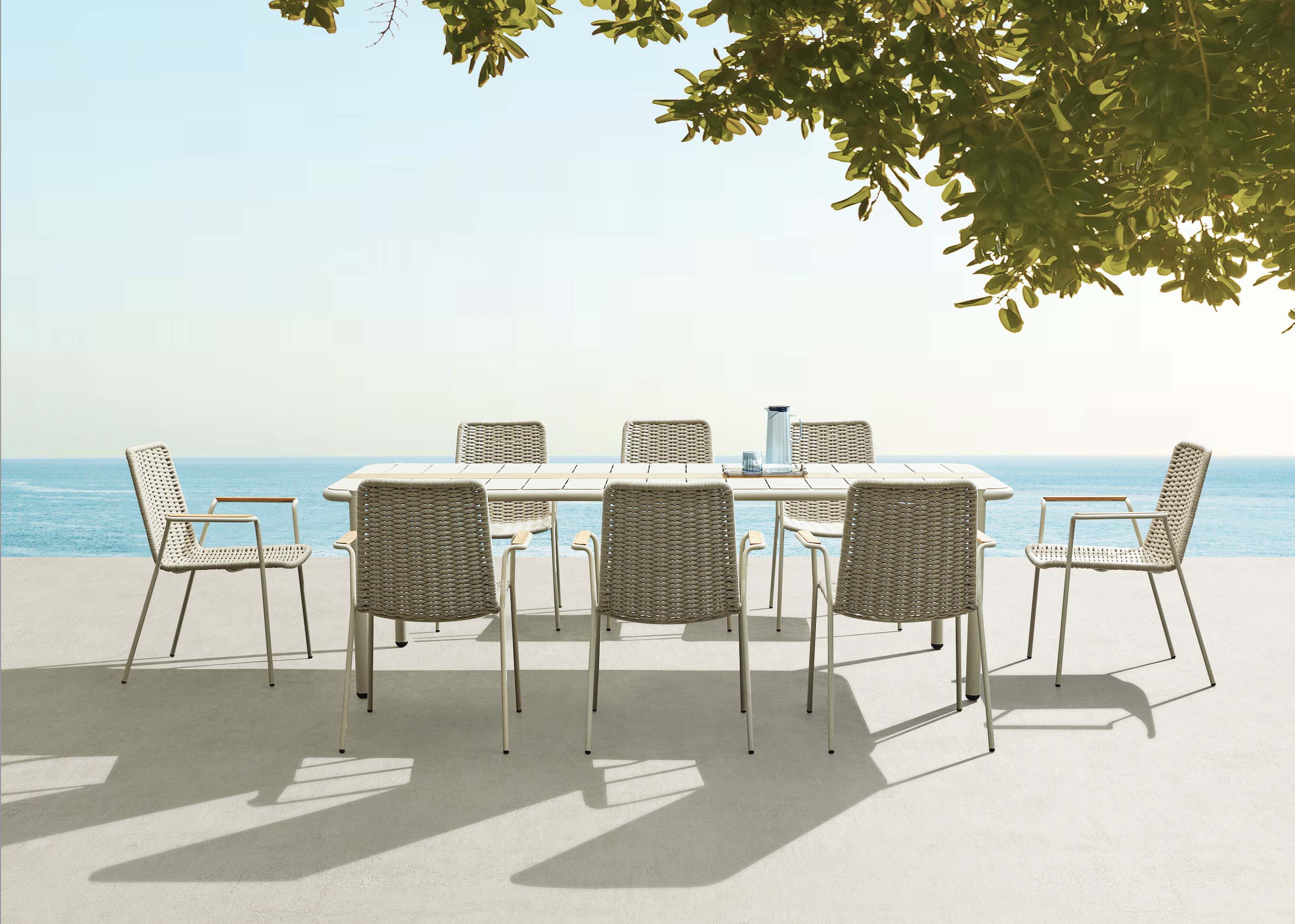 Chaise de terrasse en aluminium beige avec assise en corde tressée, design empilable élégant, style bistrot haut de gamme.