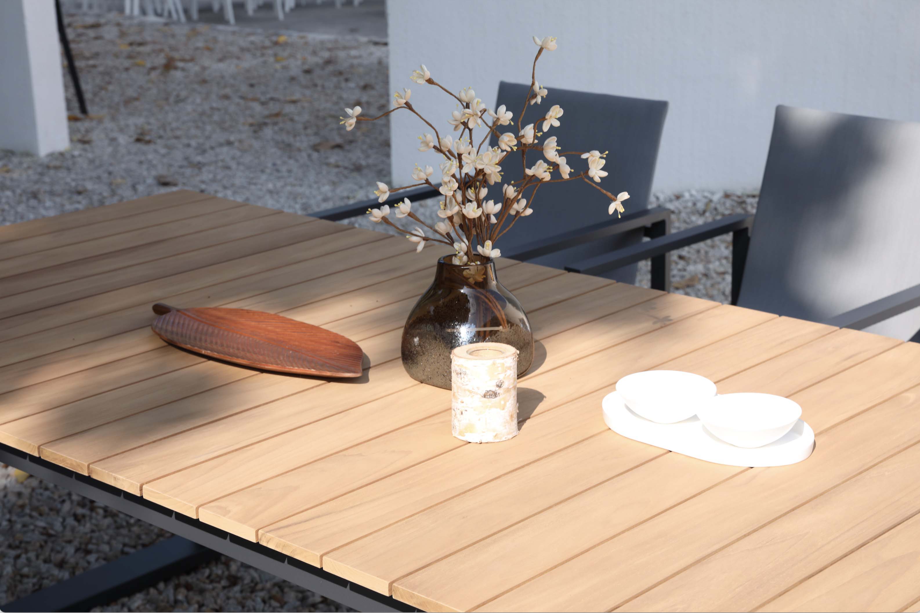 Table de jardin en teck FSC avec structure en aluminium haut de gamme noir, design luxe méditerranéen, nappe en tissu 100%.