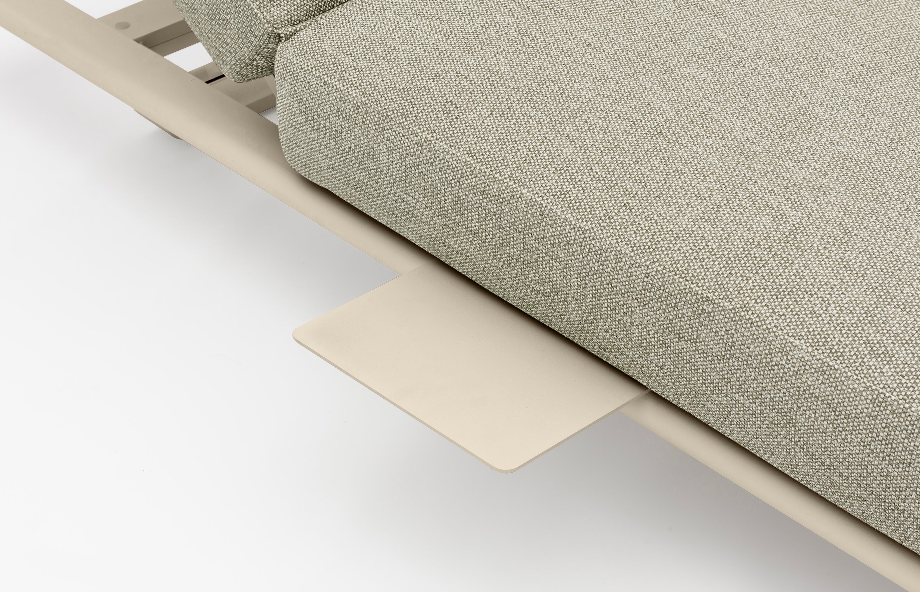 Tablette d’appoint beige pour bain de soleil NIRI, vue rapprochée