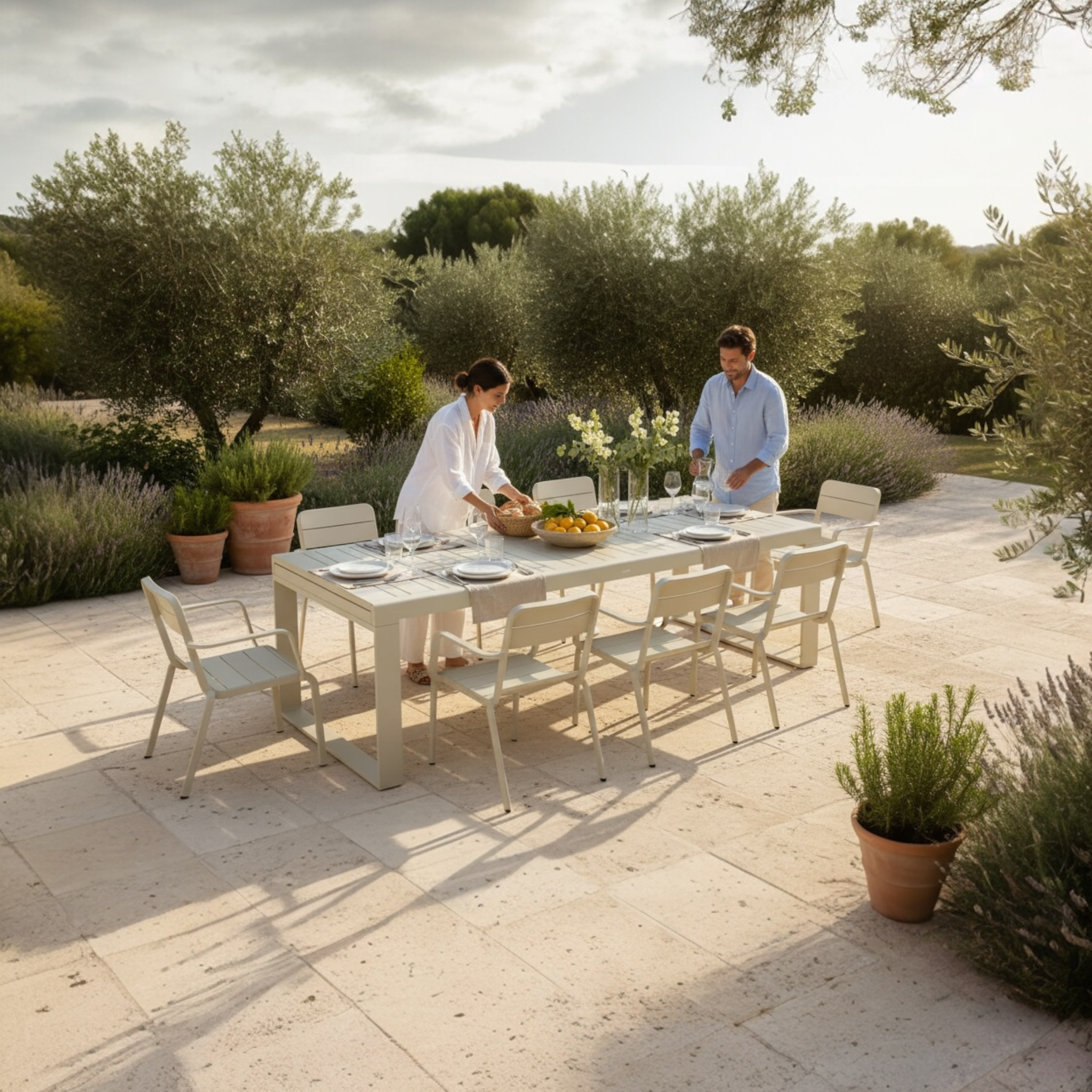 Table à manger extensible en aluminium thermolaqué noir, design contemporain avec grand espace pour huit personnes.