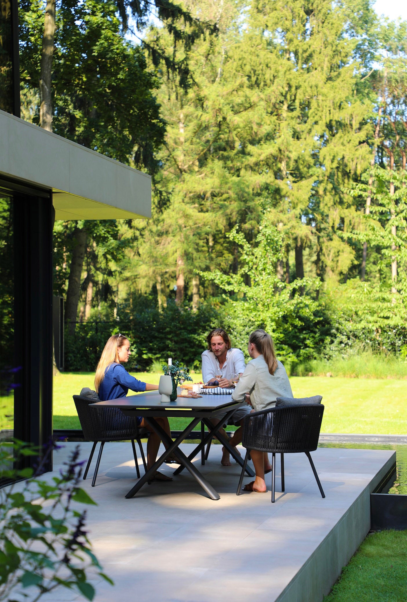 Table extensible en aluminium haut de gamme inoxydable avec plateau en céramique blanc, grand espace pour 6 personnes.