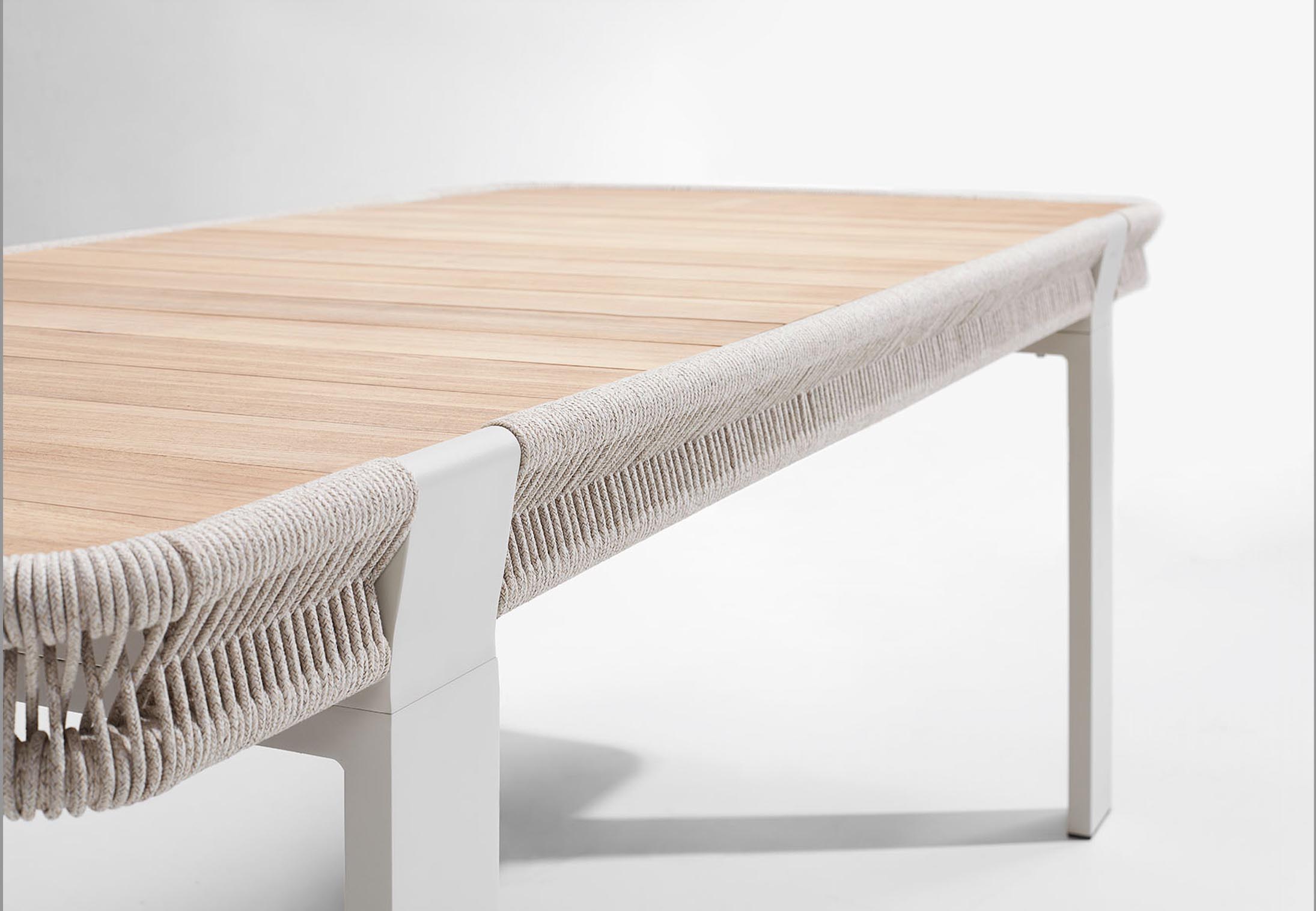Table d'appoint en teck FSC avec cadre en aluminium blanc et corde tressée beige, design moderne et élégant.