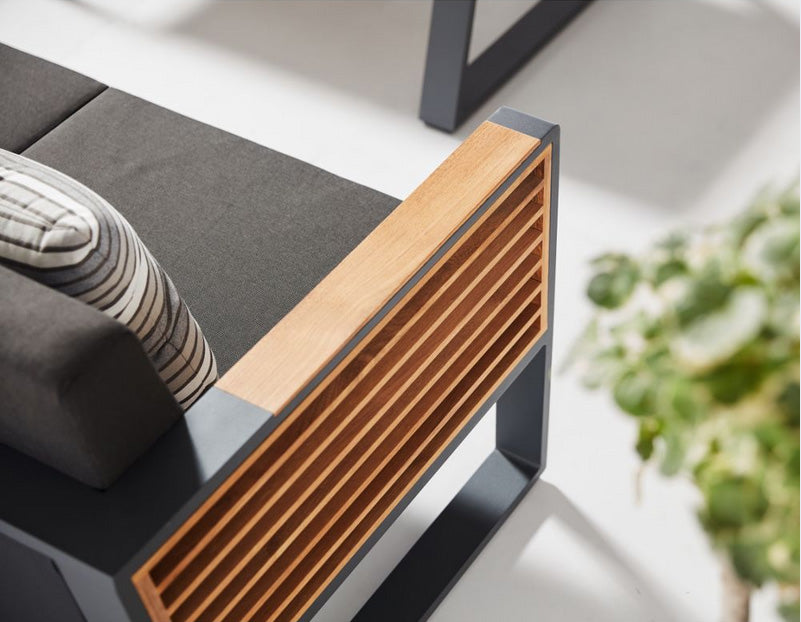 Détail d'accoudoir en teck FSC noble associé à une structure en aluminium Higold, coussin déhoussable en tissu 100% Oléfine.