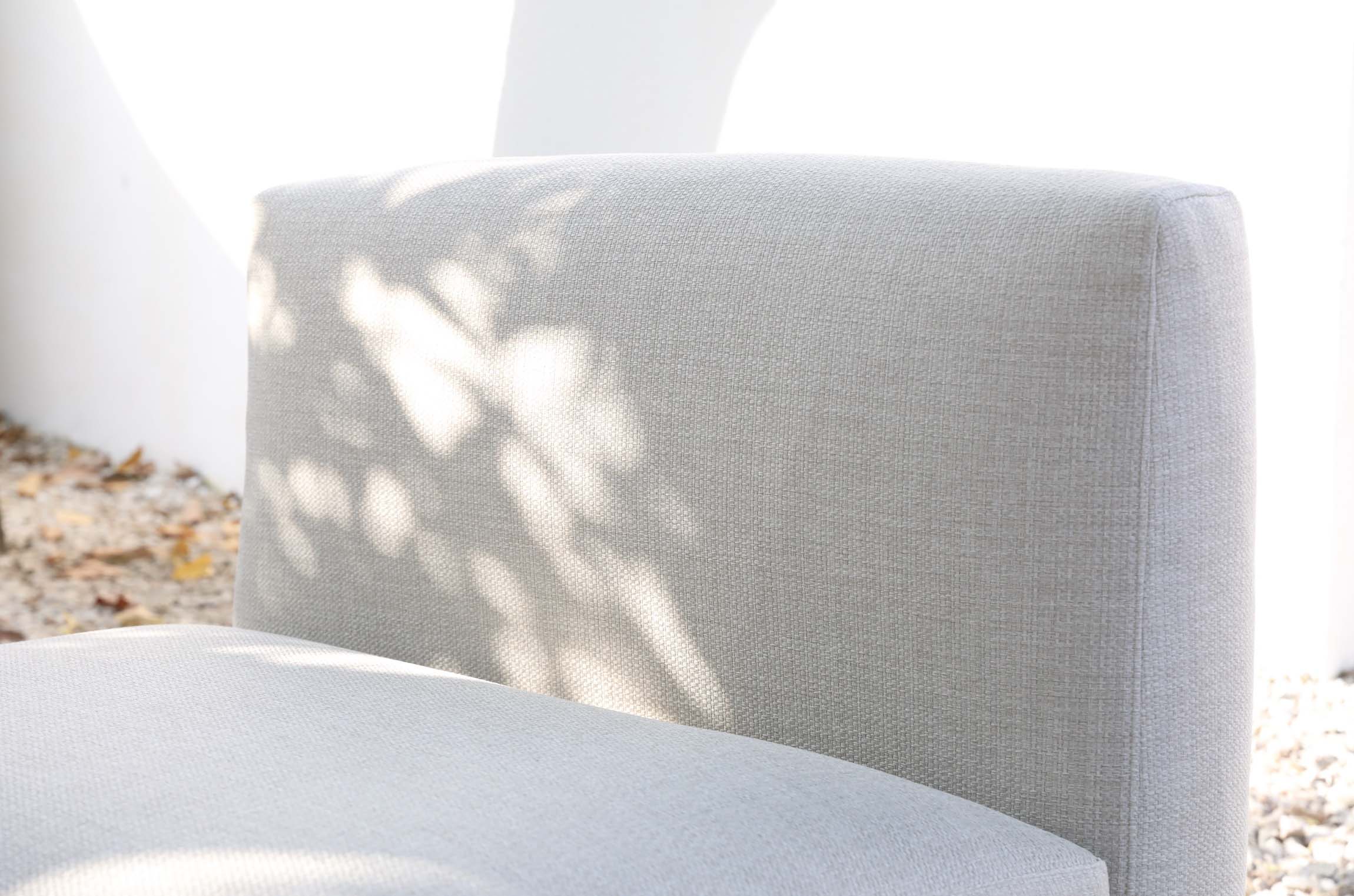 Détail du dossier en aluminium haut de gamme peint époxy, coussin SUNPROOF beige en teck FSC, design généreux et cocooning.