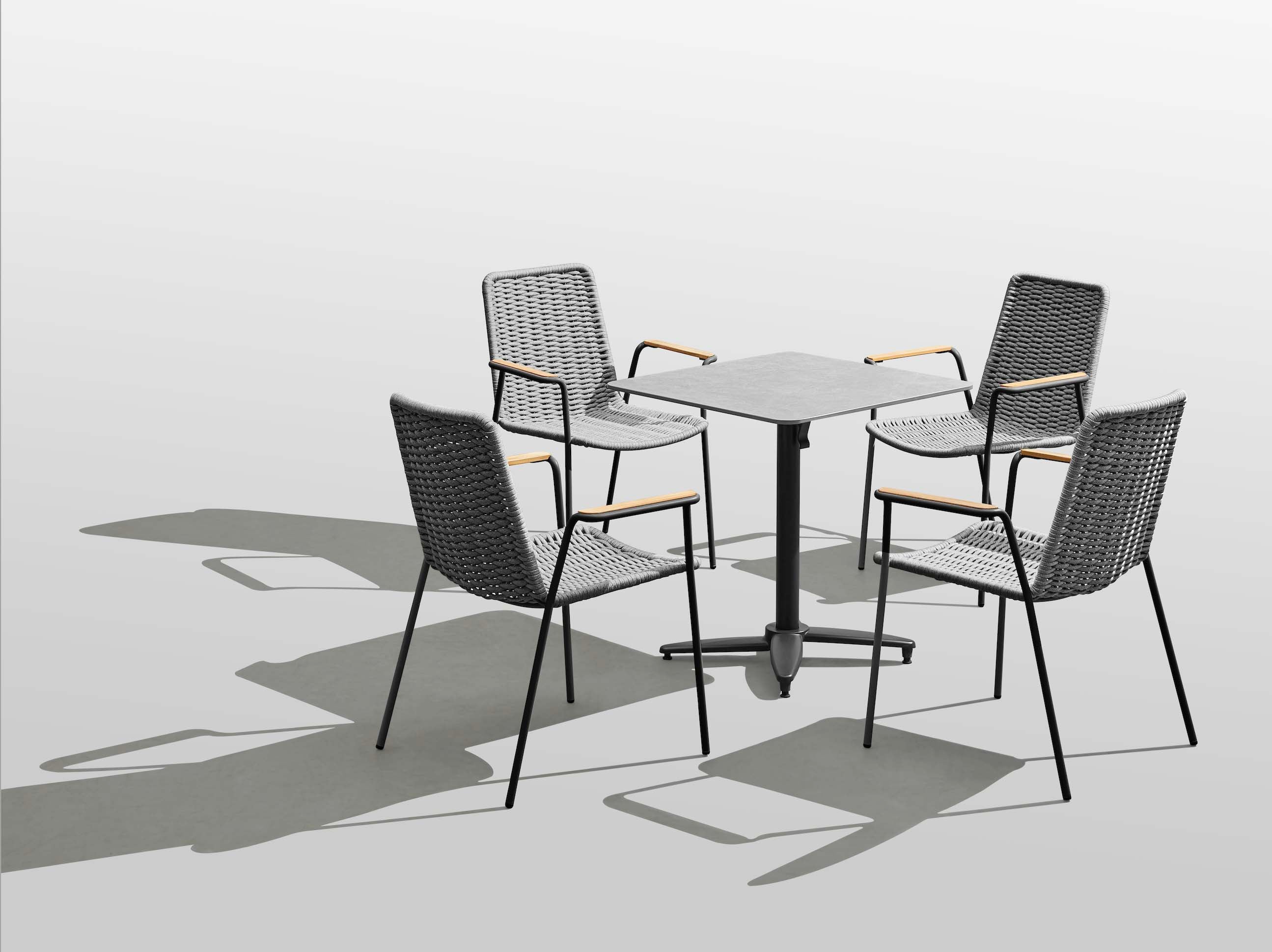Chaises bistrot haut de gamme en aluminium noir et corde tressée, design élégant pour terrasse de restaurant, durables.