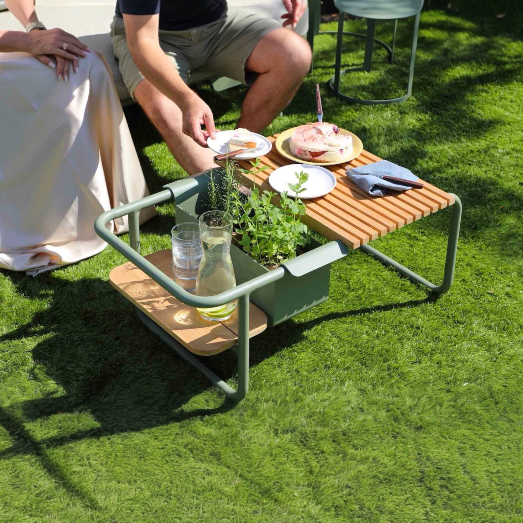 Table basse en aluminium vert d'eau avec plateau lattes bois, design modulable Sunny par designer belge, élégance.