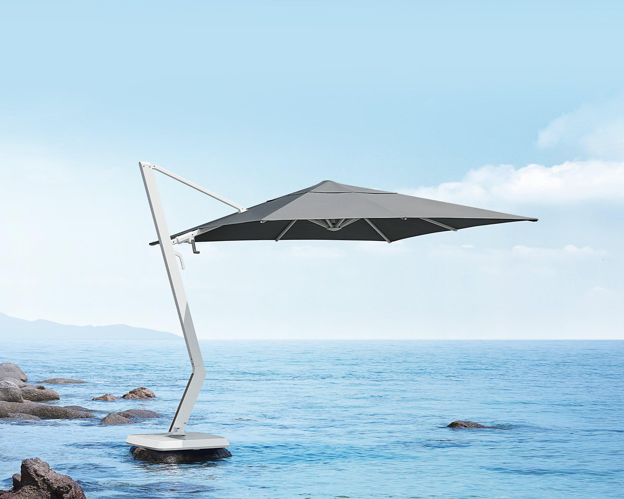 Parasol déporté blanc en aluminium haut de gamme, toile Sunbrella grise, base en marbre, design luxueux signé Pininfarina.