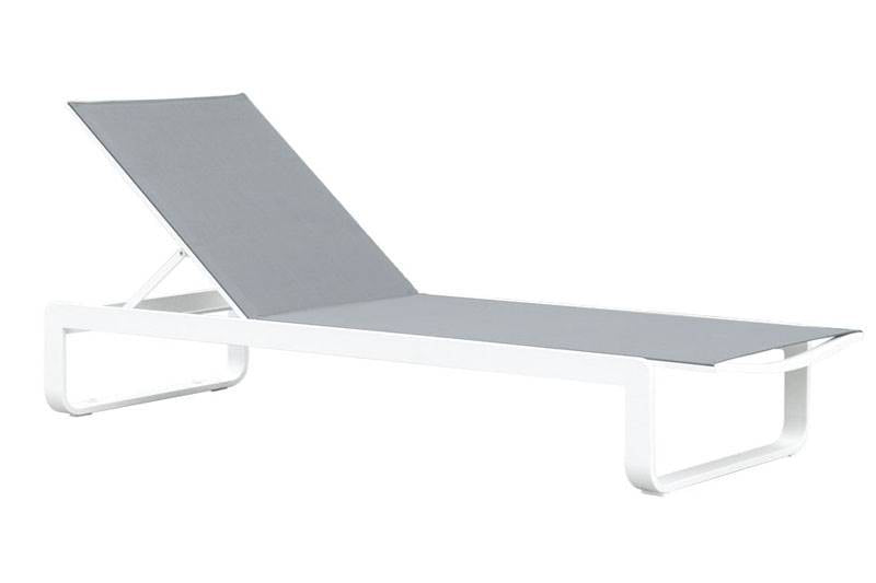 Bain de soleil en aluminium haut de gamme blanc avec assise en textilène gris clair, peinture époxy résistante, design épuré.