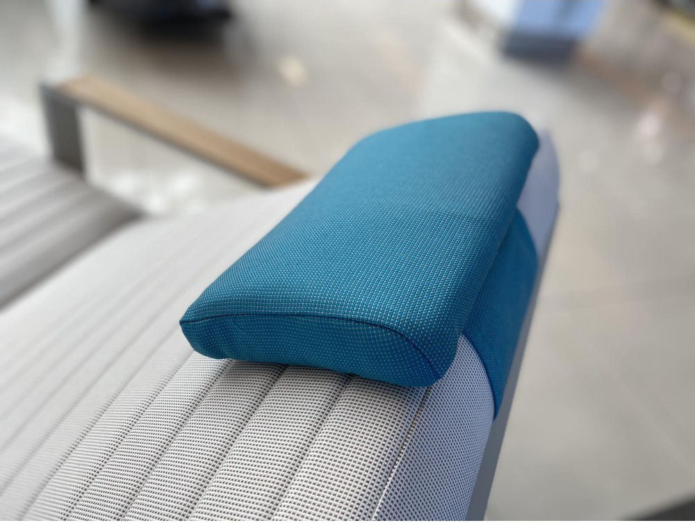 Duo de bains de soleil en aluminium haut de gamme beige avec coussin en tissu oléfine bleu, housse déperlante.