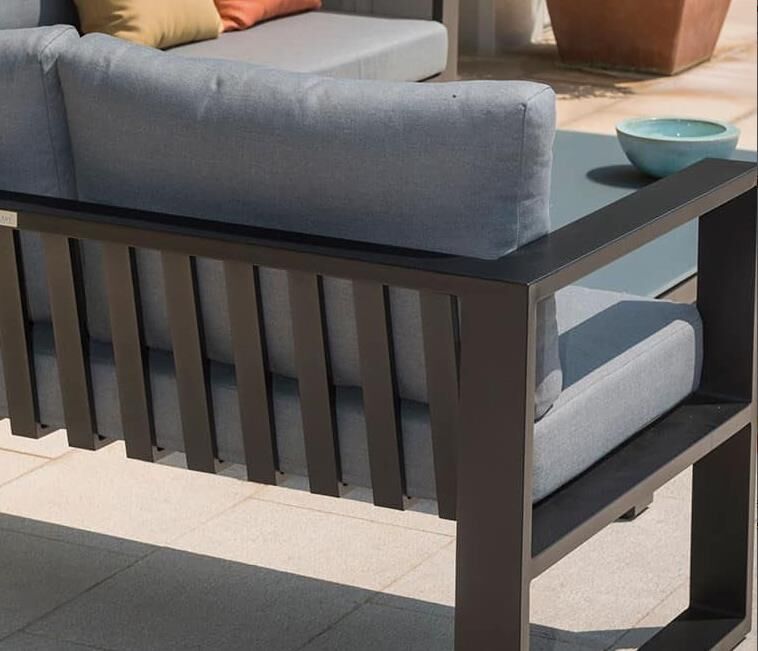Chauffeuse de jardin modulable en aluminium noir mat, coussins gris épais, design haut de gamme aux lignes épurées, style.