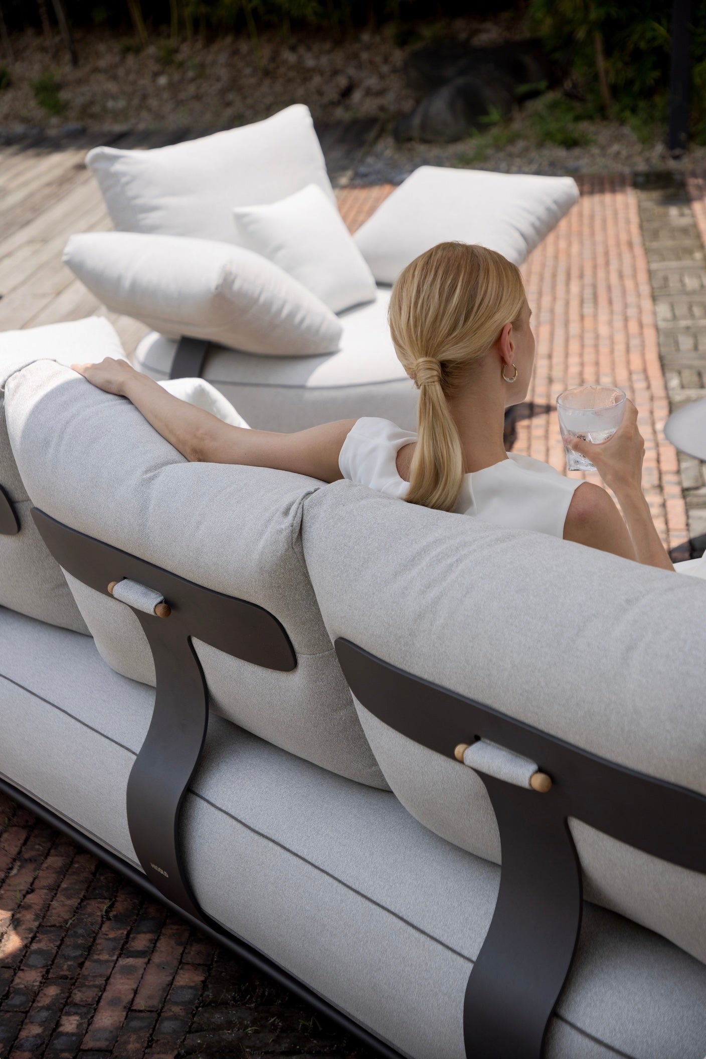 Canapé de jardin modulable ELYO GRIS design italien en aluminium thermolaqué gris avec lignes organiques, assises généreuses, coussins Quick Dry et capacité 5 places