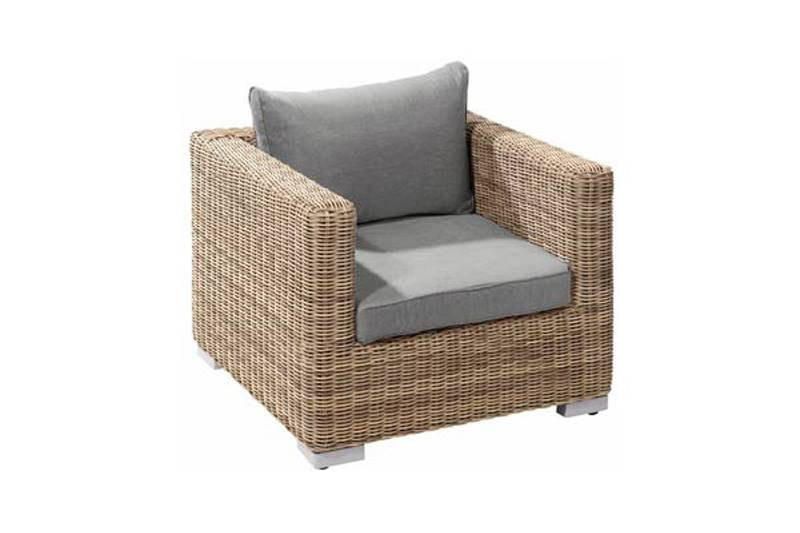 Fauteuil d'extérieur rustique en résine tressée ronde beige avec coussins gris déhoussables et déperlants, design.