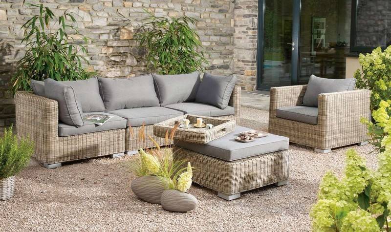 Salon de jardin modulable en résine tressée ronde couleur beige, coussins gris déhoussables déperlants, design rustique et.