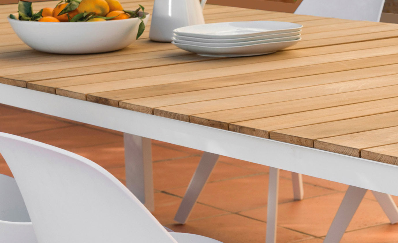 Table de jardin COMO 200 cm en teck FSC noble et aluminium haut de gamme blanc, design méditerranéen élégant, plateau lisse.